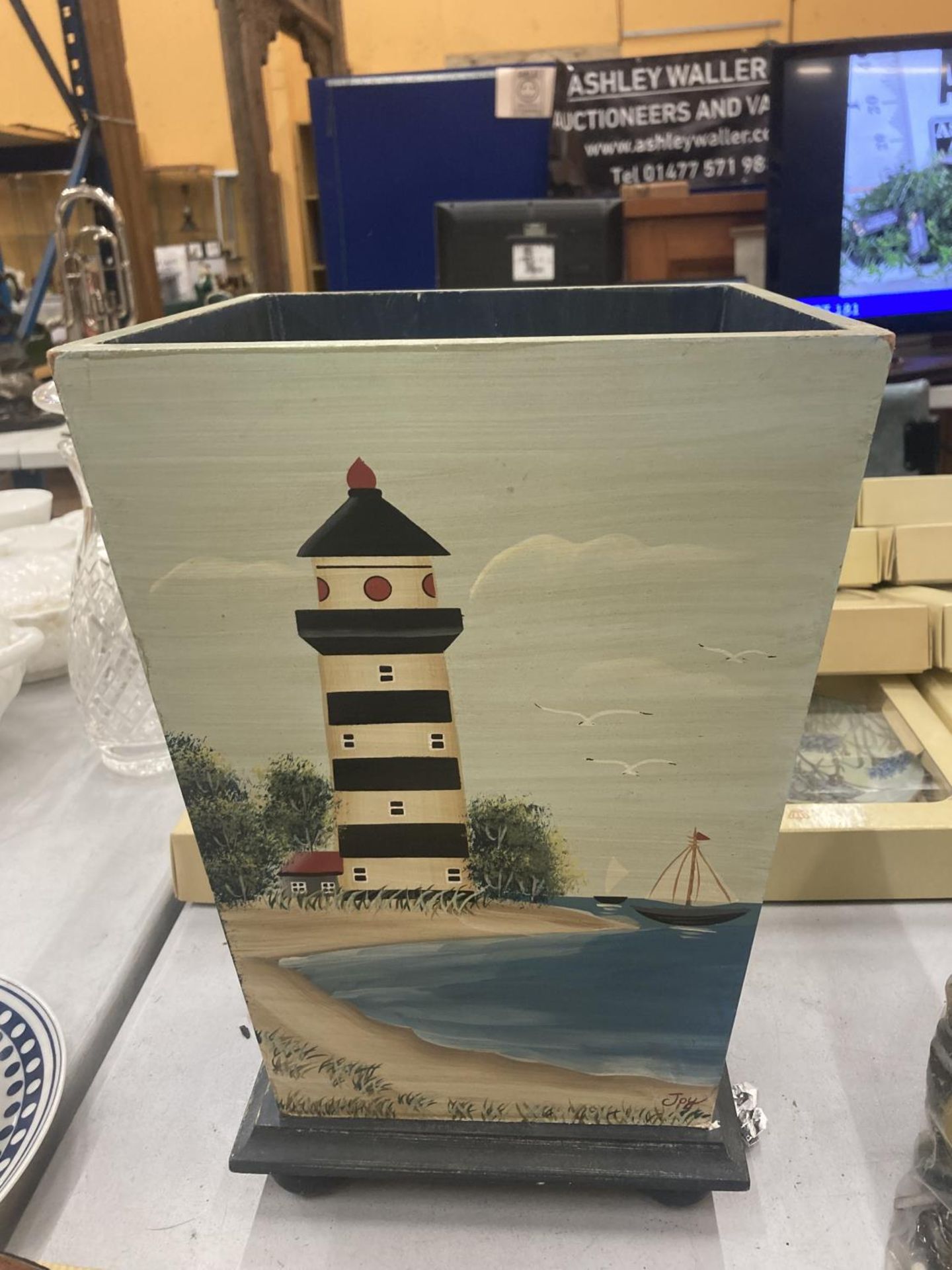 A WOODEN WASTE BIN WITH HAND PAINTED LIGHTHOUSE DESIGN, HEIGHT 34CM - Bild 2 aus 3