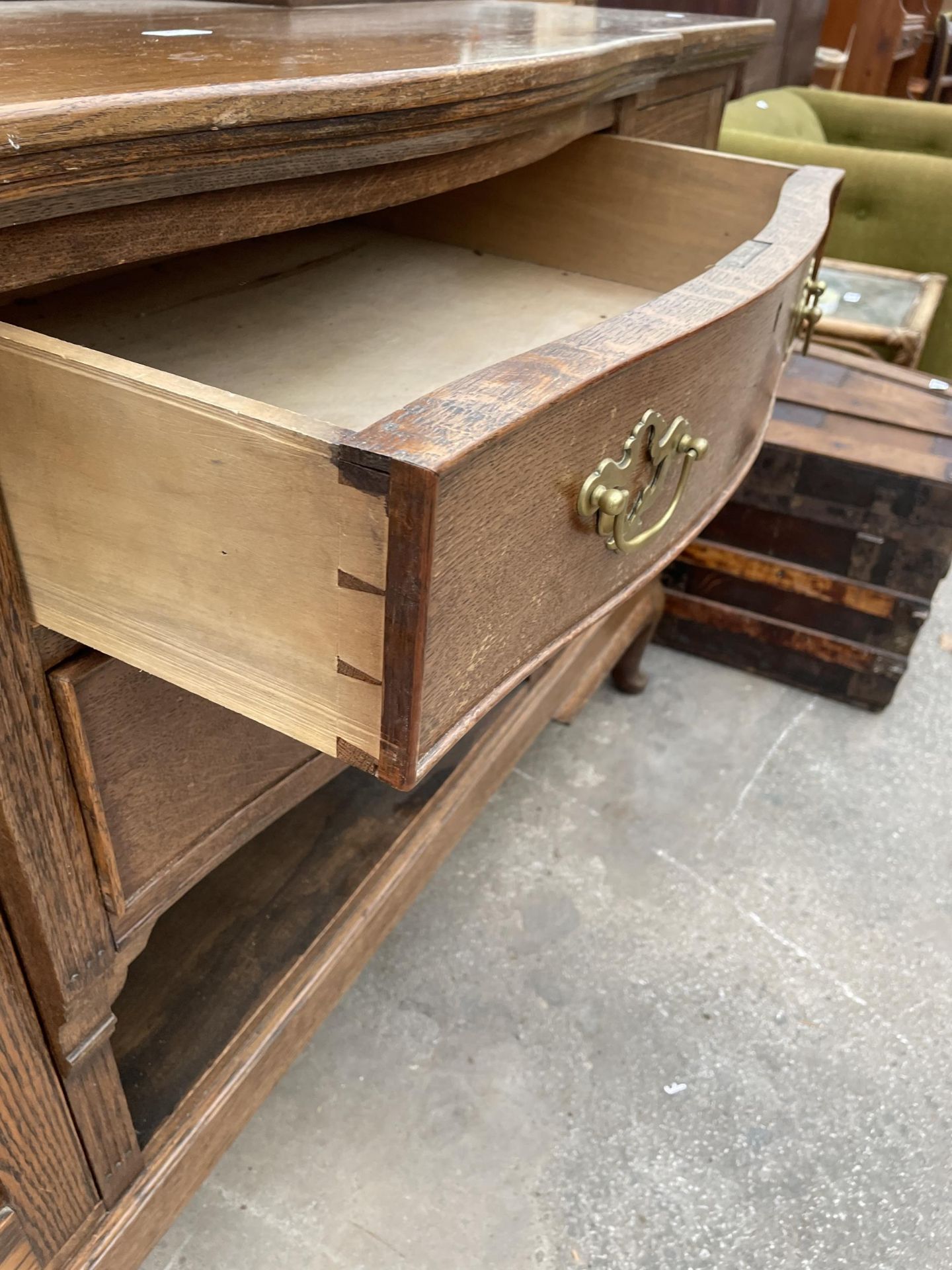 AN EDWARDIAN OAK MIRROR-BACK SIDEBOARD ENCLOSING TWO GLAZED CUPBOARDS TO UPPER PORTION - 60 INCH - Image 5 of 9