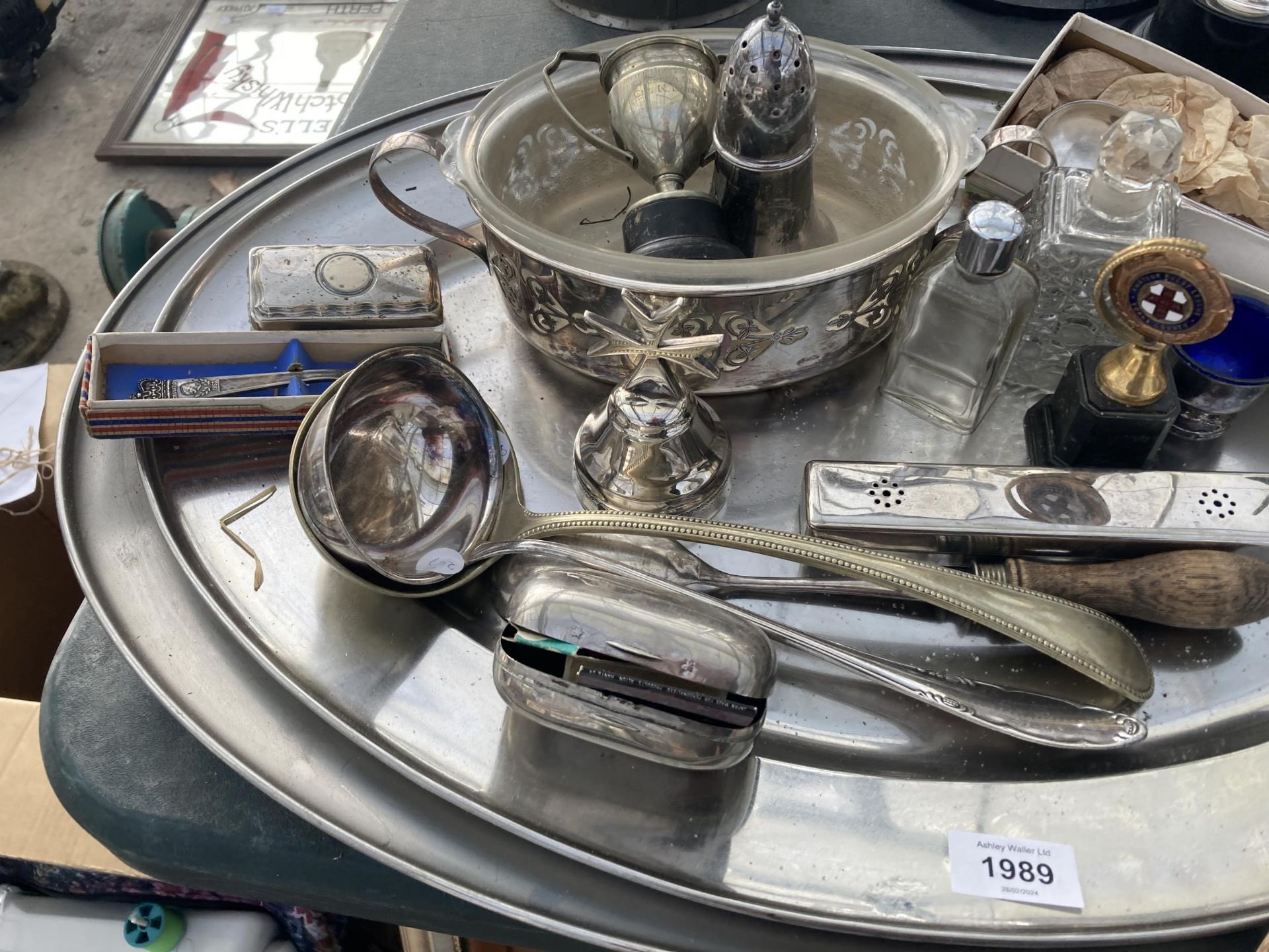A LARGE ASSORTMENT OF SILVER PLATED ITEMS TO INCLUDE A COFFEE POT, LADLES AND A SUGAR SIFTER ETC - Image 3 of 4