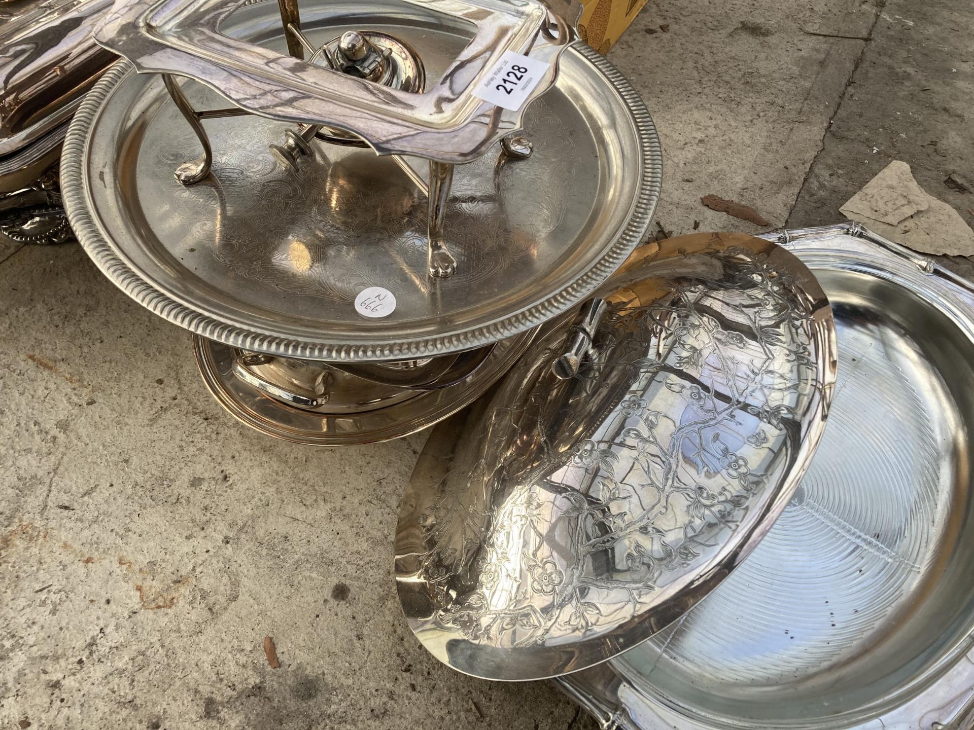 AN ASSORTMENT OF SILVER PLATED ITEMS TO INCLUDE TUREENS, SERVING DISHES AND A TRAY ETC - Image 2 of 3