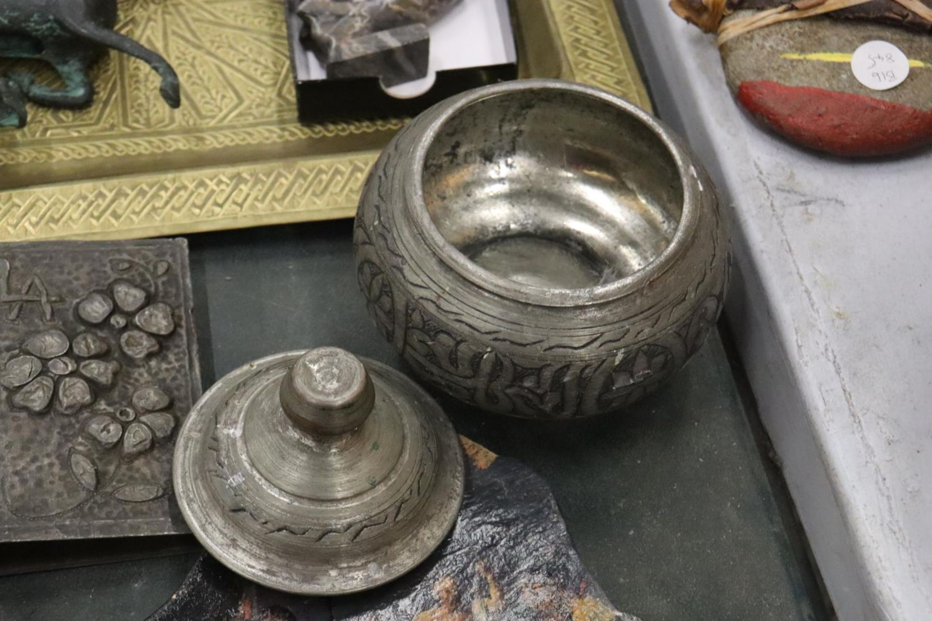 A MIXED LOT TO INCLUDE A BURIAL URN, AN ORNATE METAL HORSE SCULPTURE, BRASS TRAY ETC., - Image 6 of 10