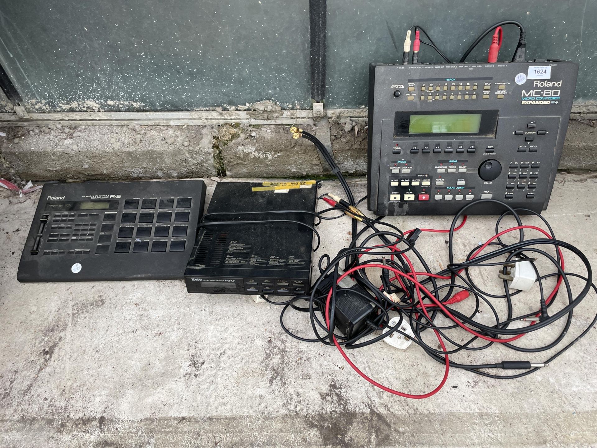 AN ASSORTMENT OF ELECTRICAL ITEMS TO INCLUDE A ROLAND MC-80 MICRO COMPOSSER AND A ROLAND R-5 HUMAN