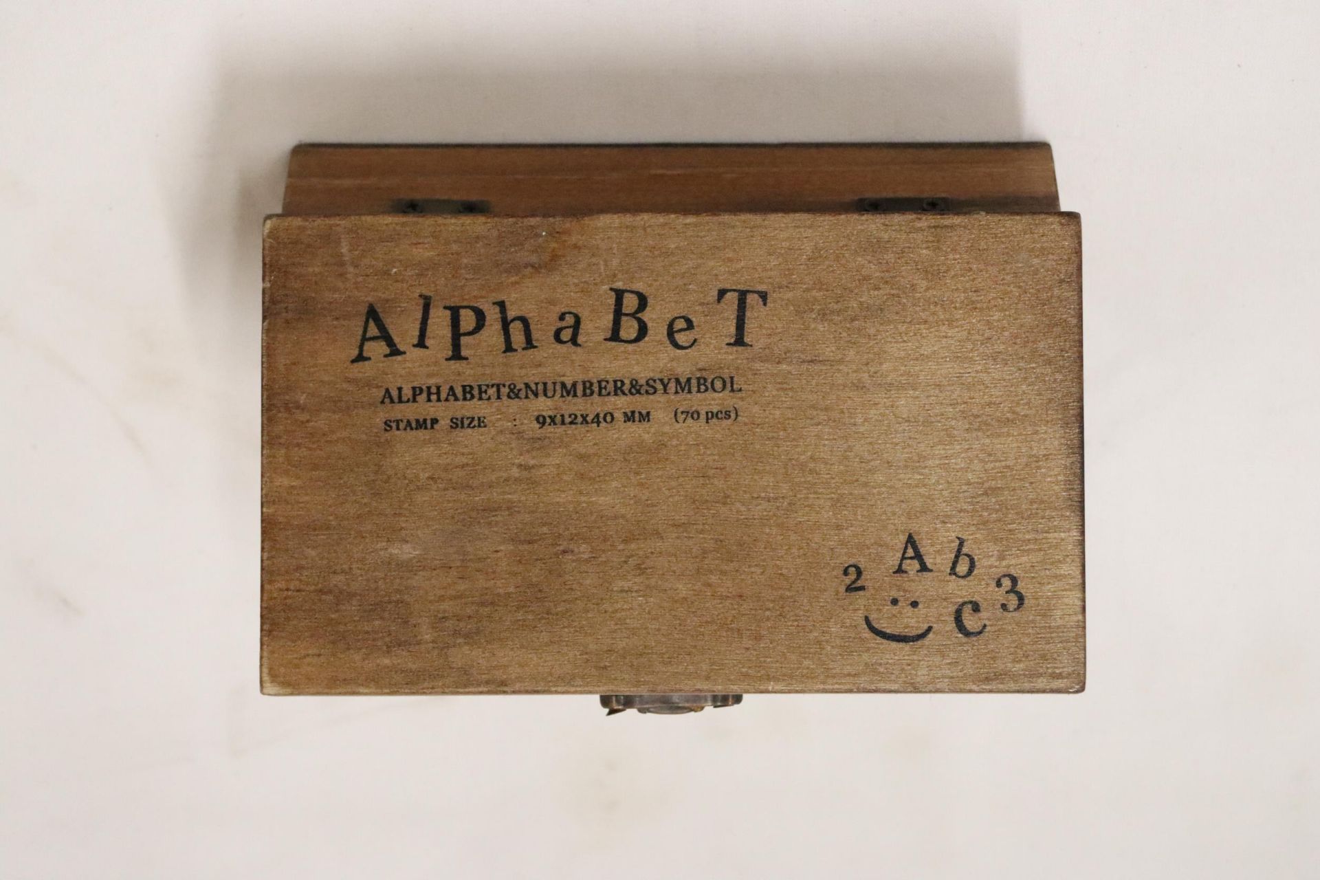 A VINTAGE BOX CONTAINING A QUANTITY OF NUMBER AND LETTER STAMPS - Image 2 of 5