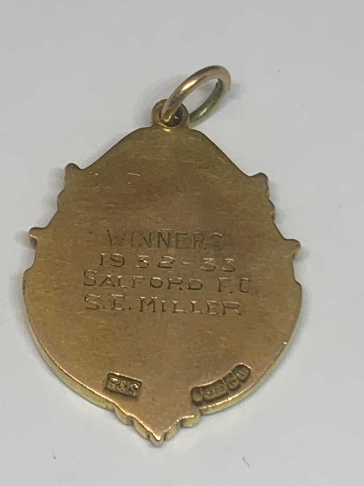 A HALLMARKED 9 CARAT GOLD LANCASHIRE RUGBY LEAGUE MEDAL ENGRAVED WINNERS 1932-33 SALFORD F.C., S.E. - Image 2 of 5