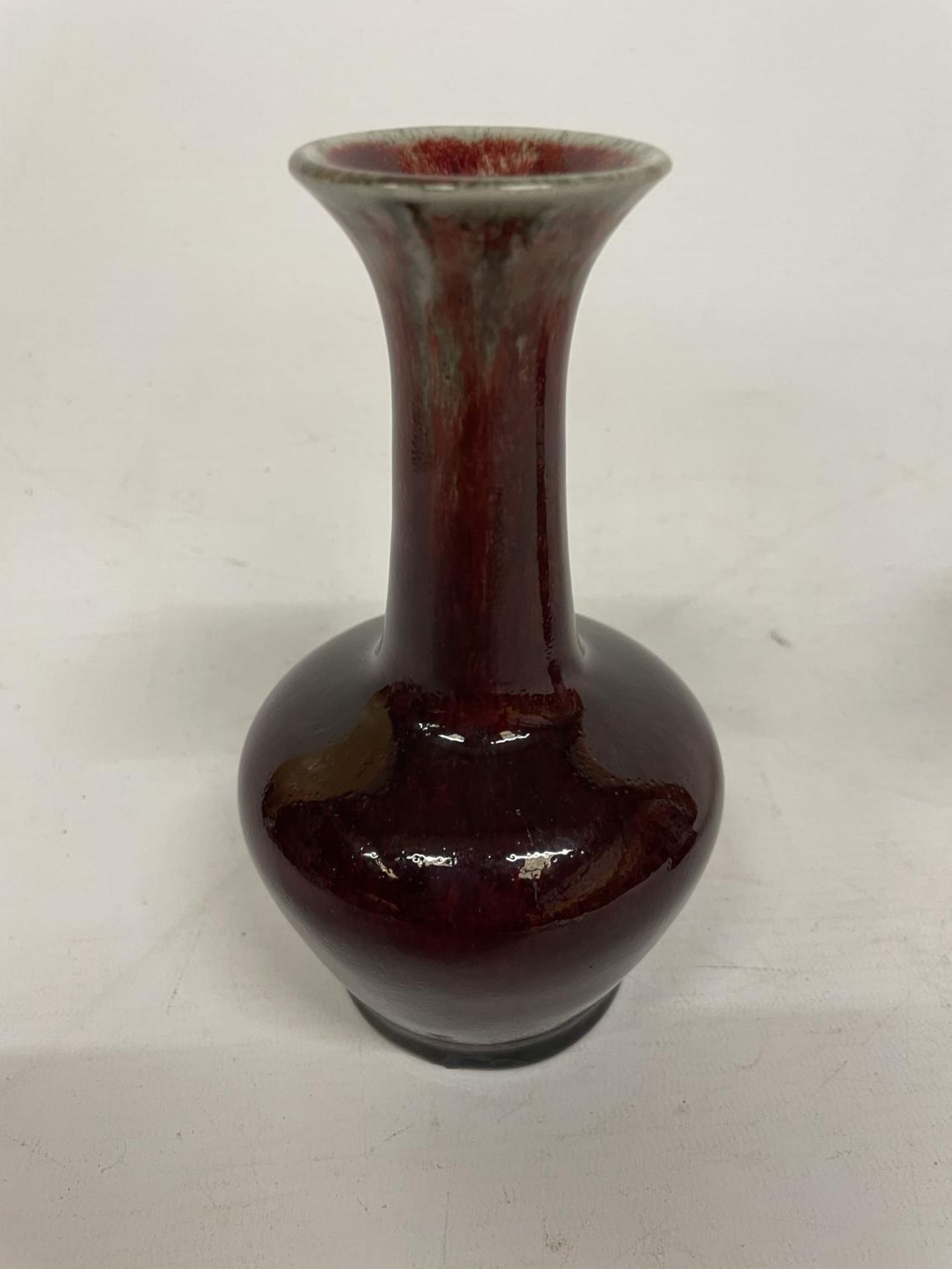 A CORBRIDGE STONEWARE VASE HEIGHT 15CM (A/F CHIP TO BASE) - Image 2 of 4