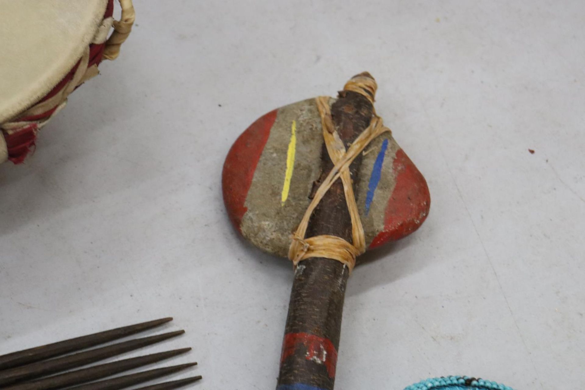 A QUANTITY OF AFRICAN ITEMS TO INCLUDE A DRUM, COMB, ETC., - Bild 8 aus 8