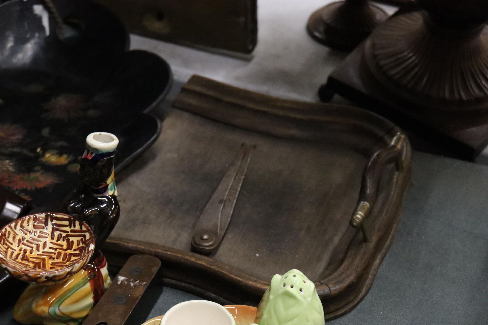 A QUANTITY OF ITEMS TO INCLUDE FISHING REELS, A PAPIER MACHE CRUMB TRAY, WOODEN TRAY, TRINKET BOX, - Image 9 of 10