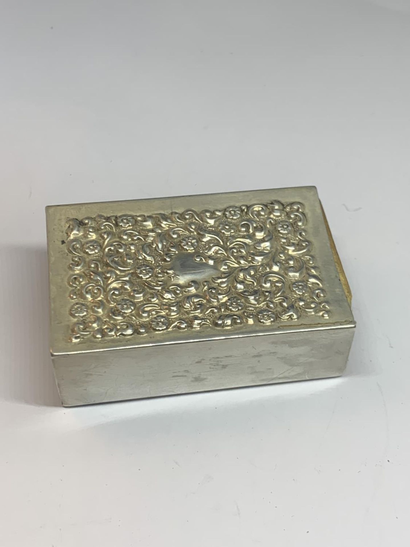 A HALLMARKED BIRMINGHAM SILVER MATCH BOX COVER - Image 3 of 6