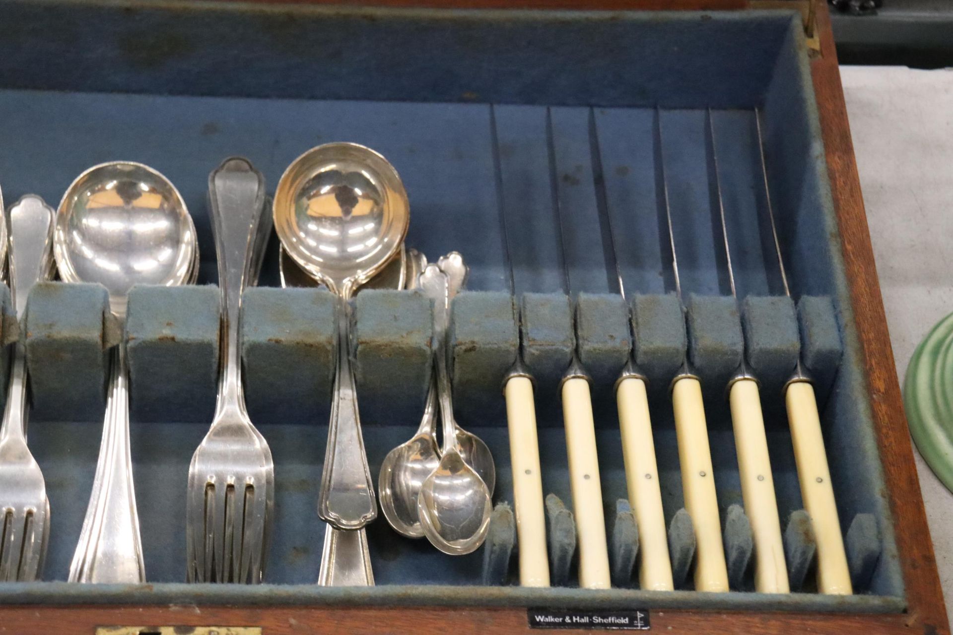 A BOXED CUTLERY SET TO INCLUDE KNIVES, FORKS, ETC., - Bild 3 aus 9