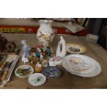 A MIXED LOT OF CERAMICS TO INCLUDE WADE WHIMSIES, A GOEBEL BIRD, FIGURES, CABINET PLATES, VASE, ETC