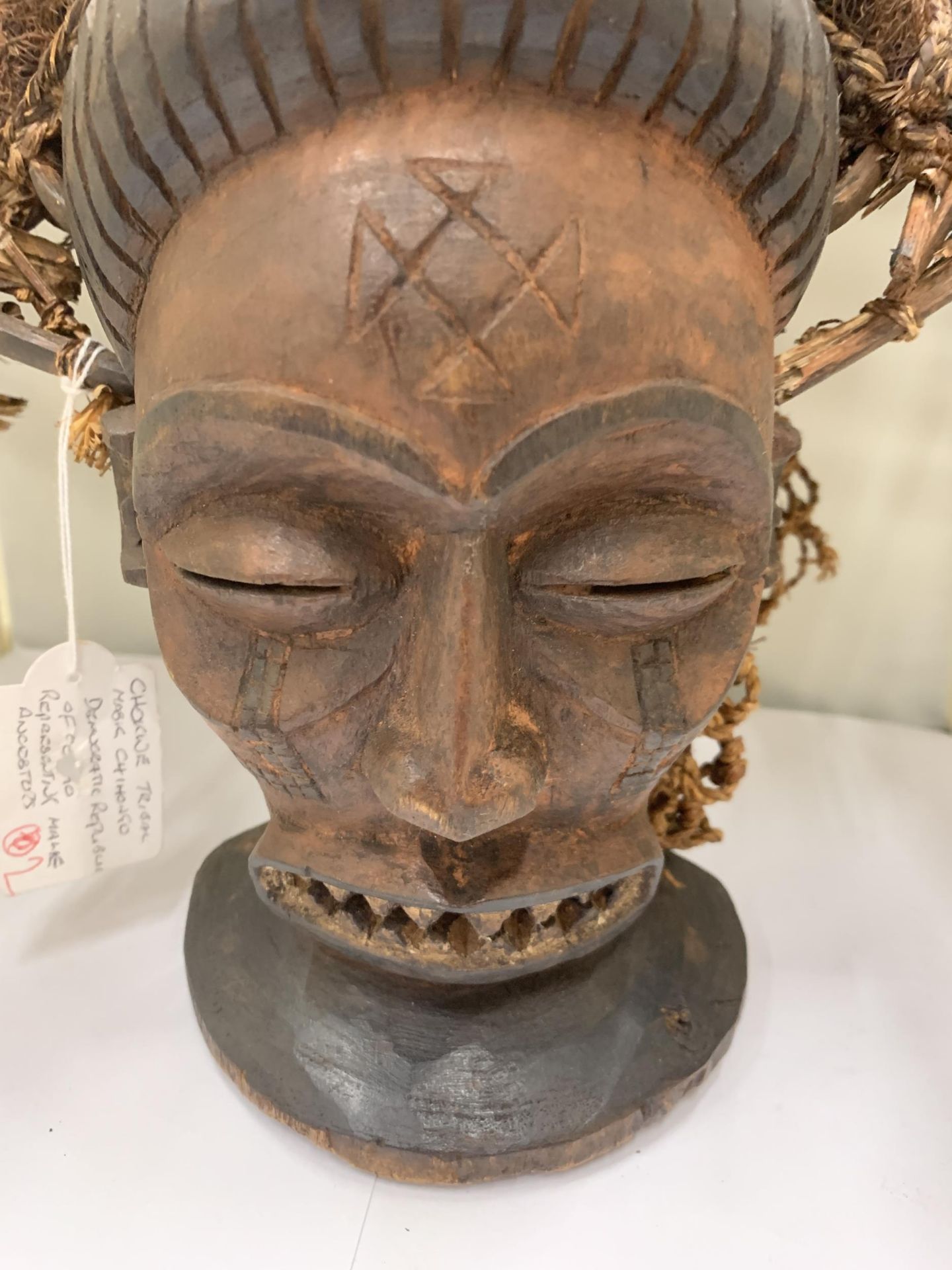 A CHOCKWE TRIBAL MASK CHIHONGO DEMOCRATIC REPUBLIC REPRESENTING MALE ANCESTORS - Image 2 of 4