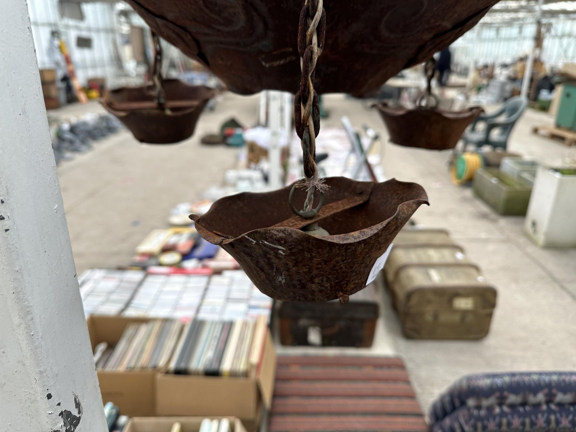 A VINTAGE AND DECORATIVE HANGING CEILING LIGHT FITTING - Image 3 of 4