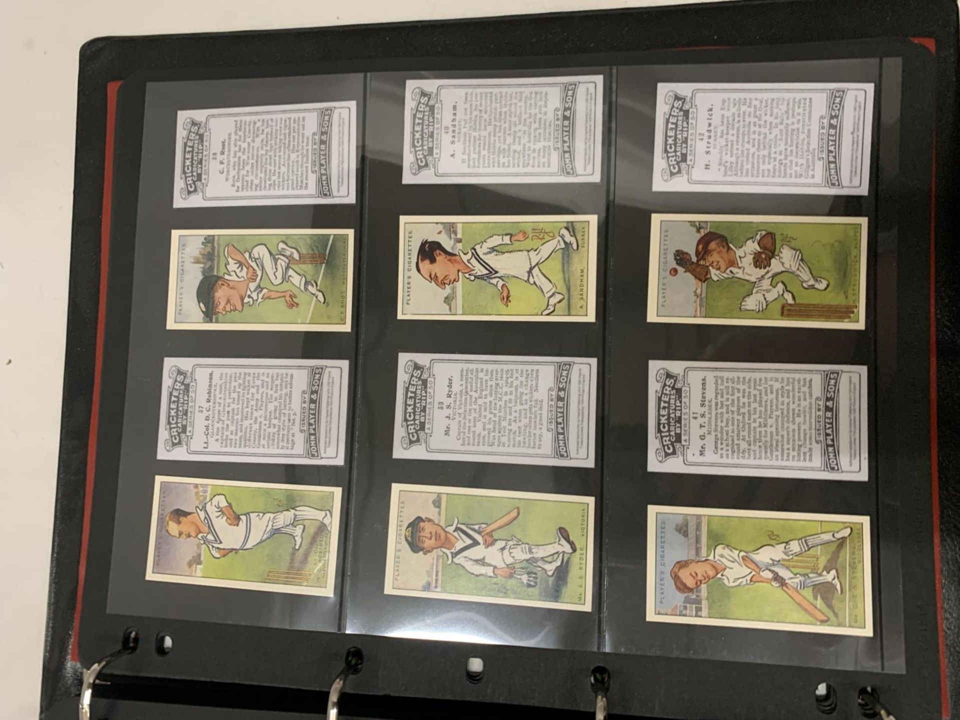 AN ALBUM CONTAINING A LARGE QUANTITY OF CRICKETING THEMED CIGARETTE CARDS - Bild 3 aus 5