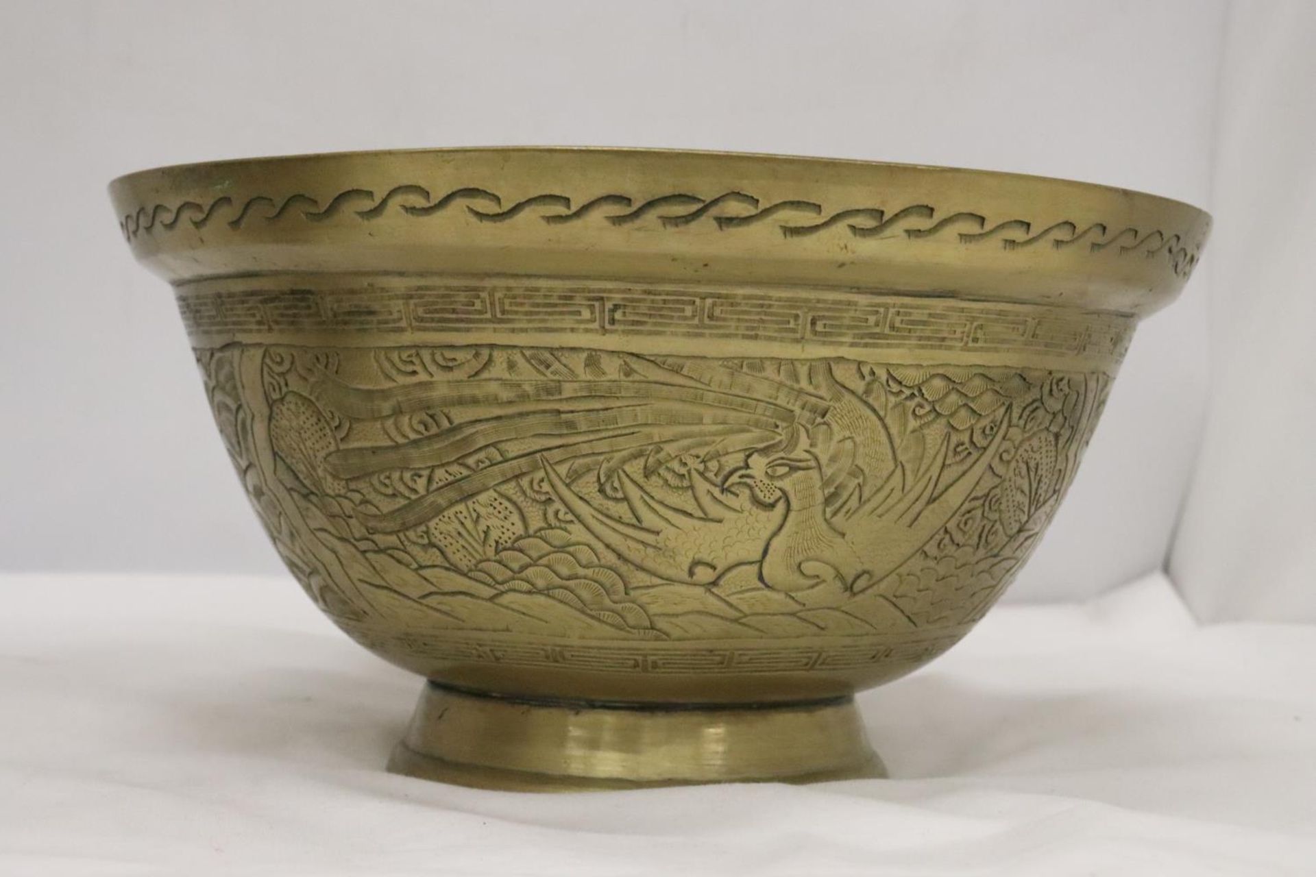 TWO HEAVY BRASS BOWLS WITH ORIENTAL DRAGON DESIGN ONE WITH LION HEAD FEATURES - Image 7 of 10