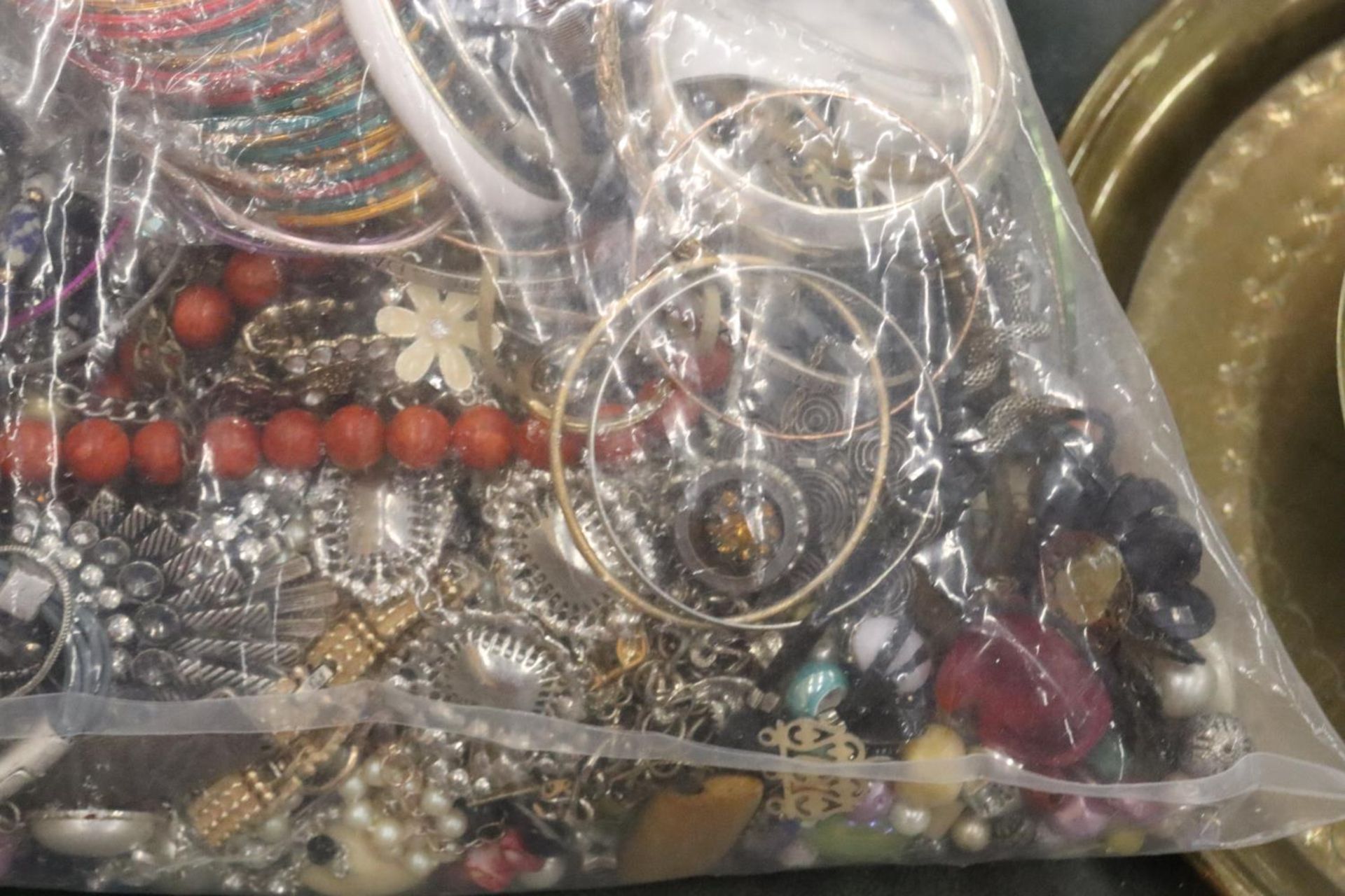 A LARGE QUANTITY OF COSTUME JEWELLERY - 10 KG IN TOTAL - Bild 5 aus 8