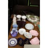 A MIXED LOT OF CERAMICS TO INCLUDE LIMOGES PIN TRAYS, CABINET PALTES, MINTON, WEDGWOOD, ETC