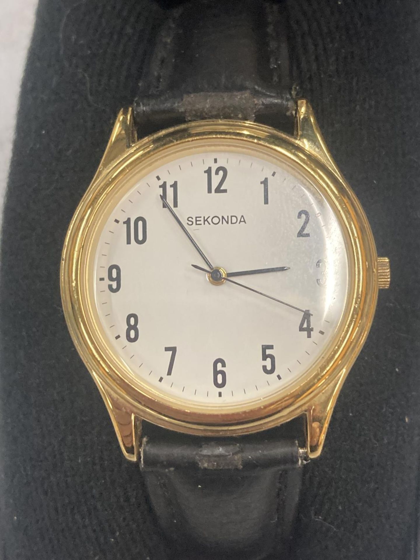 A MANS SEKONDA WRISTWATCH, BOXED, WORKING AT TIME OF CATALOGUING, NO WARRANTY GIVEN - Image 2 of 3
