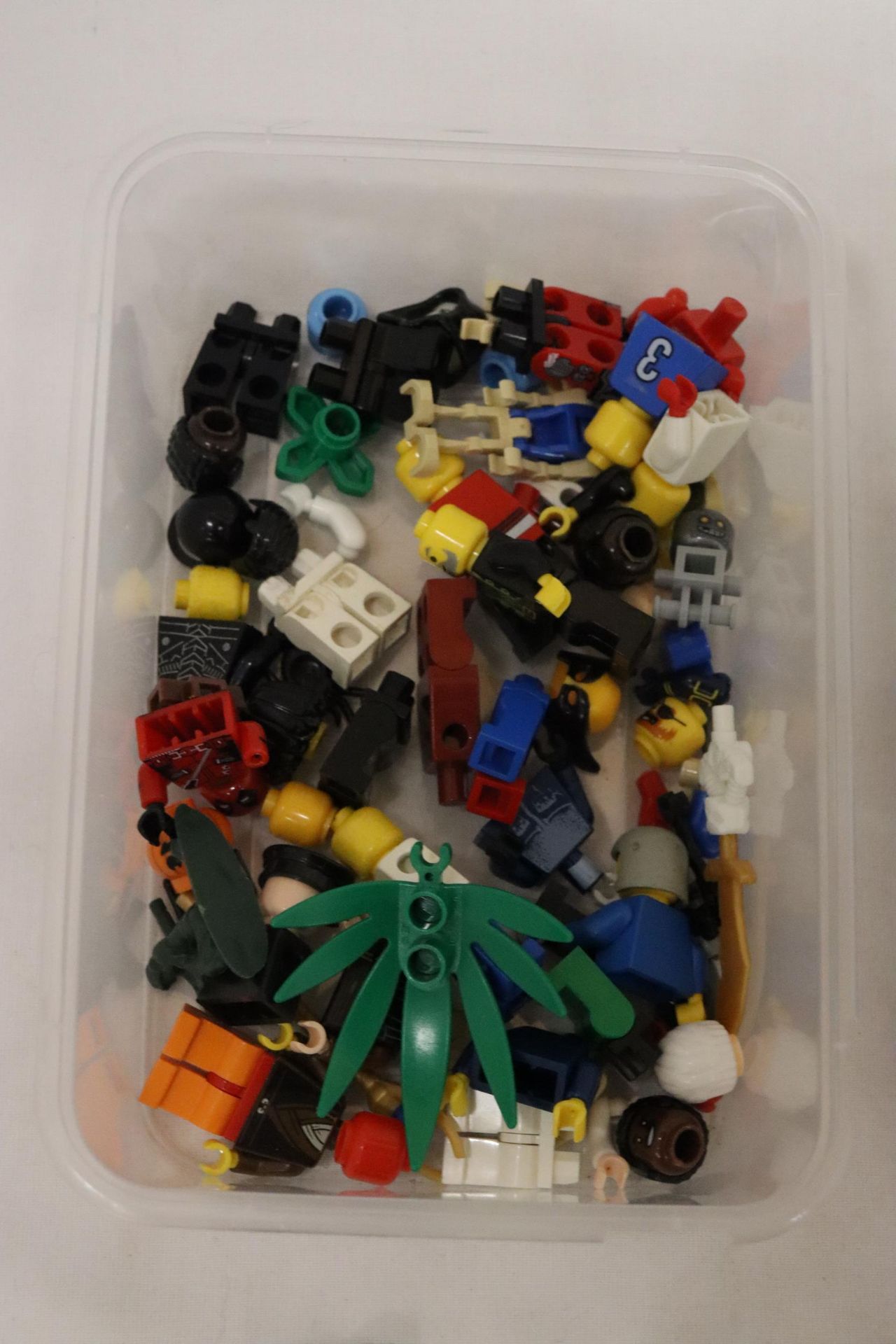 A QUANTITY OF LEGO FIGURES AND OTHER SPARES - Image 3 of 5