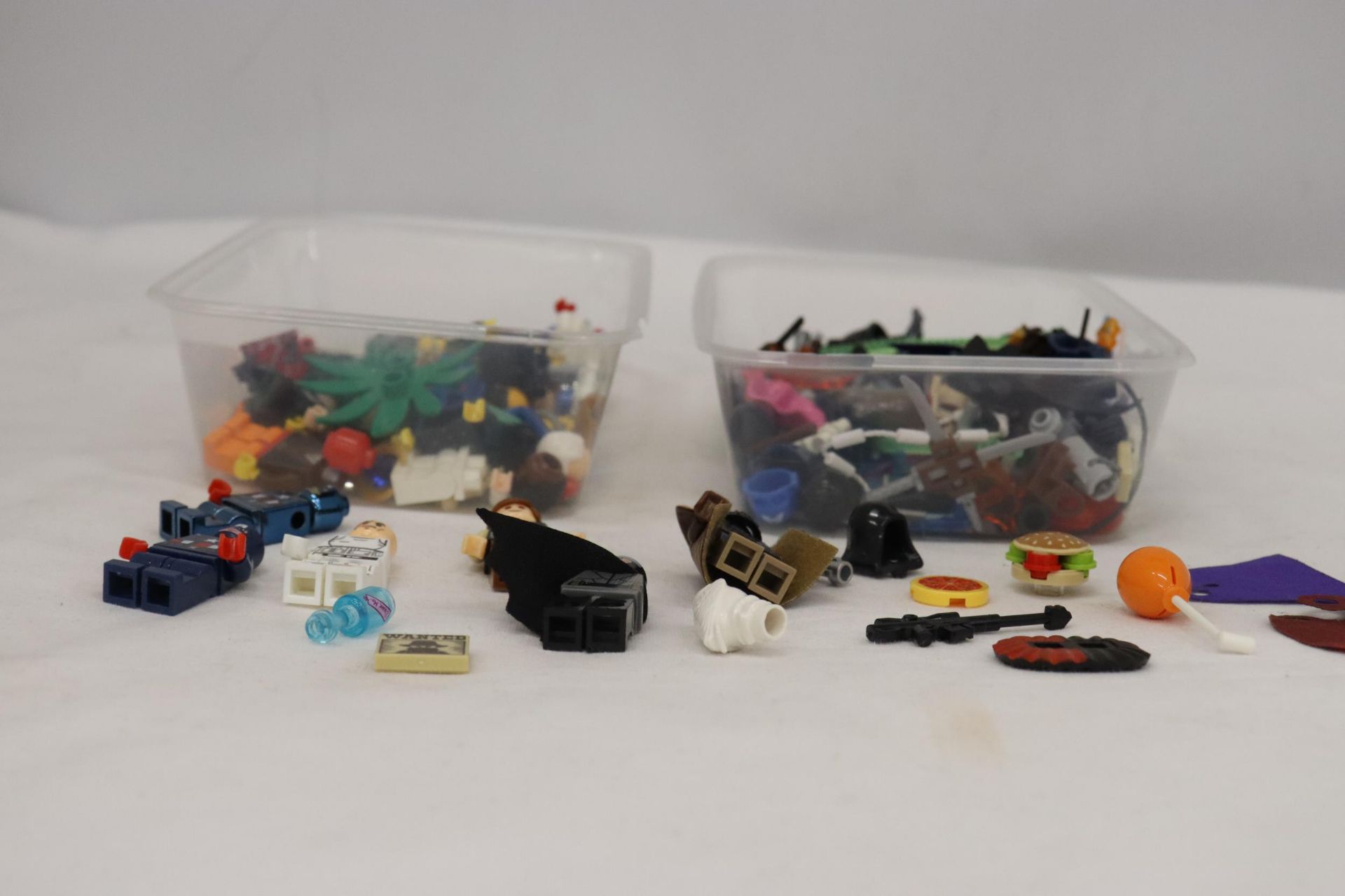 A QUANTITY OF LEGO FIGURES AND OTHER SPARES - Image 5 of 5