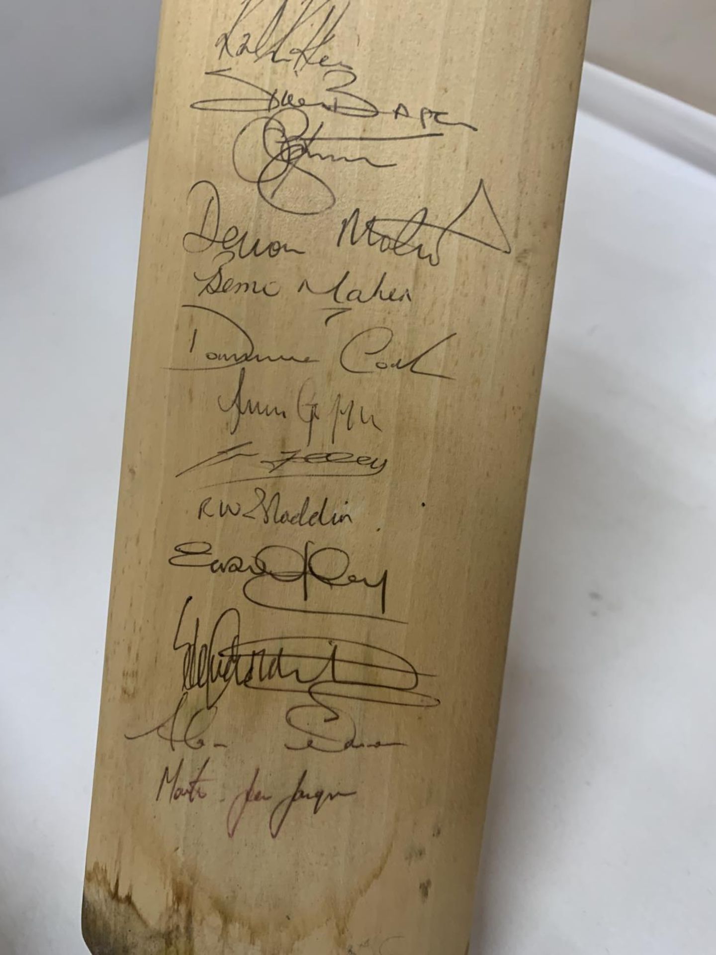 A DERBYSHIRE CRICKET CLUB BAT. SIGNED BY PLAYERS IN THE 1991 TEAM, TO ICLUDE DEVON MALCOLM, - Image 5 of 6