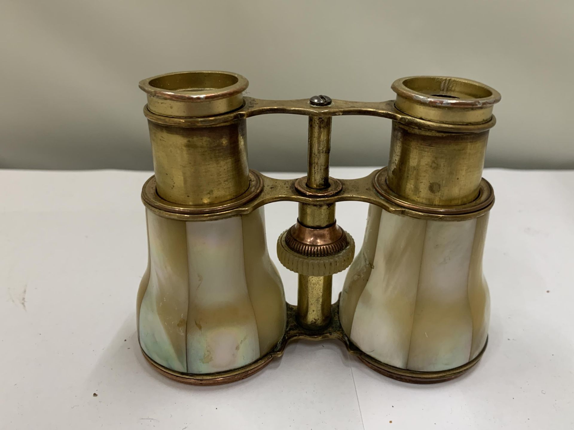 AN ANTIQUE PAIR OF MOTHER OF PEARL OPERA GLASSES WITH A MATCHING HANDLE - Image 2 of 3