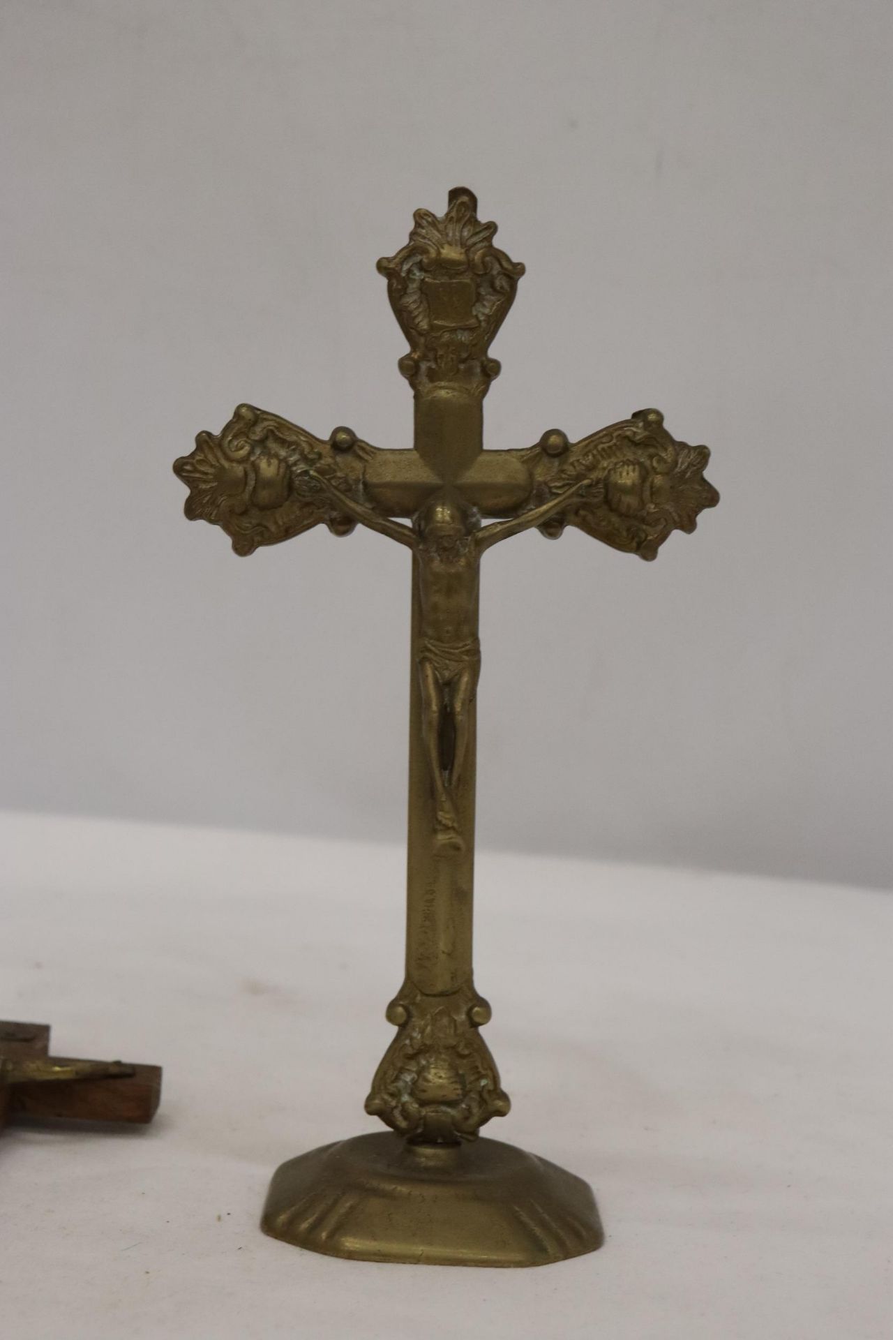 A STAND UP BRASS CRUCIFIX AND WALL HANGING CRUCIFIX - Image 2 of 5