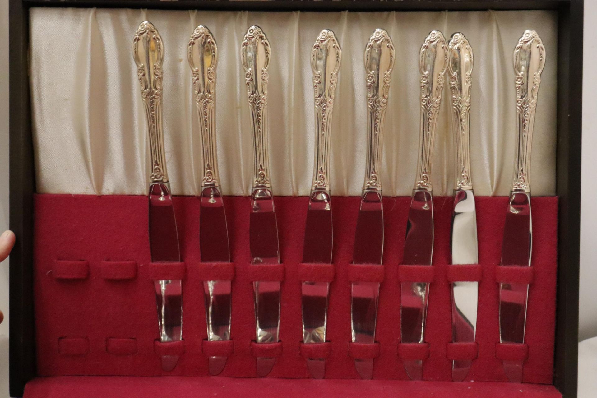 A CANTEEN OF CUTLERY IN A MAHOGANY CASE - Image 2 of 6