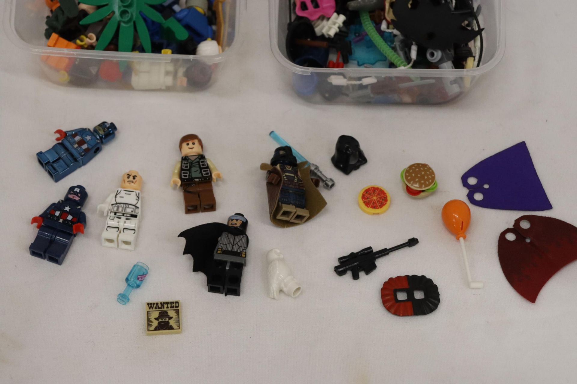 A QUANTITY OF LEGO FIGURES AND OTHER SPARES - Image 2 of 5
