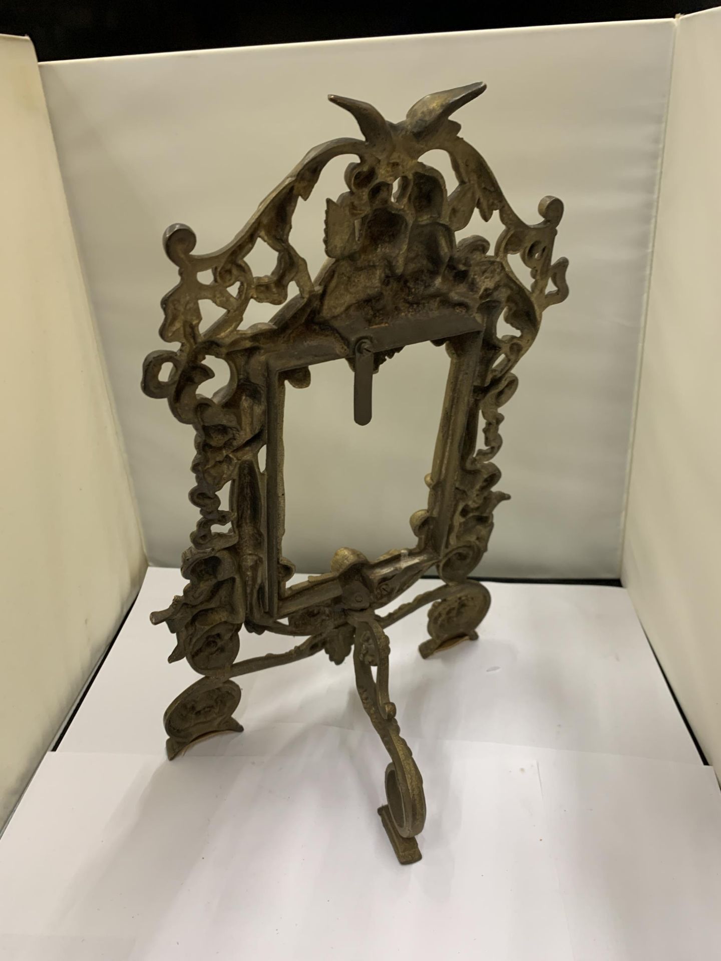 A DECORATIVE HEAVY BRASS FRAME WITH CHERUBS - Image 5 of 5