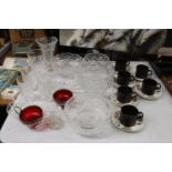 A LARGE QUANTITY OF GLASSWARE TO INCLUDE BOWLS, VASES, TUMBLERS, ETC PLUS SIX MEAKIN CUPS AND