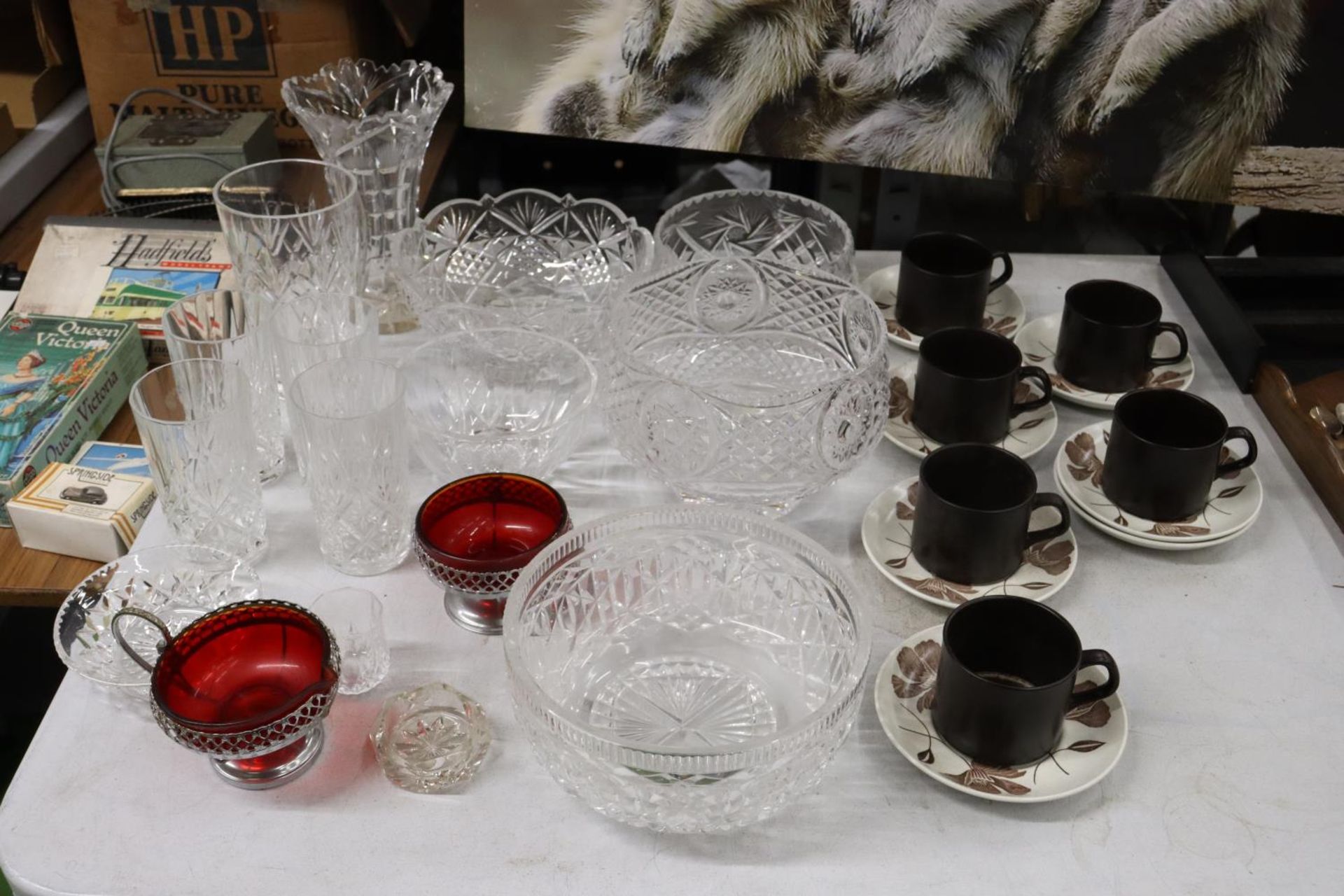 A LARGE QUANTITY OF GLASSWARE TO INCLUDE BOWLS, VASES, TUMBLERS, ETC PLUS SIX MEAKIN CUPS AND