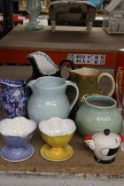 A QUANTITY OF VINTAGE CERAMICS TO INCLUDE JUGS, VASES, BOWLS, ETC