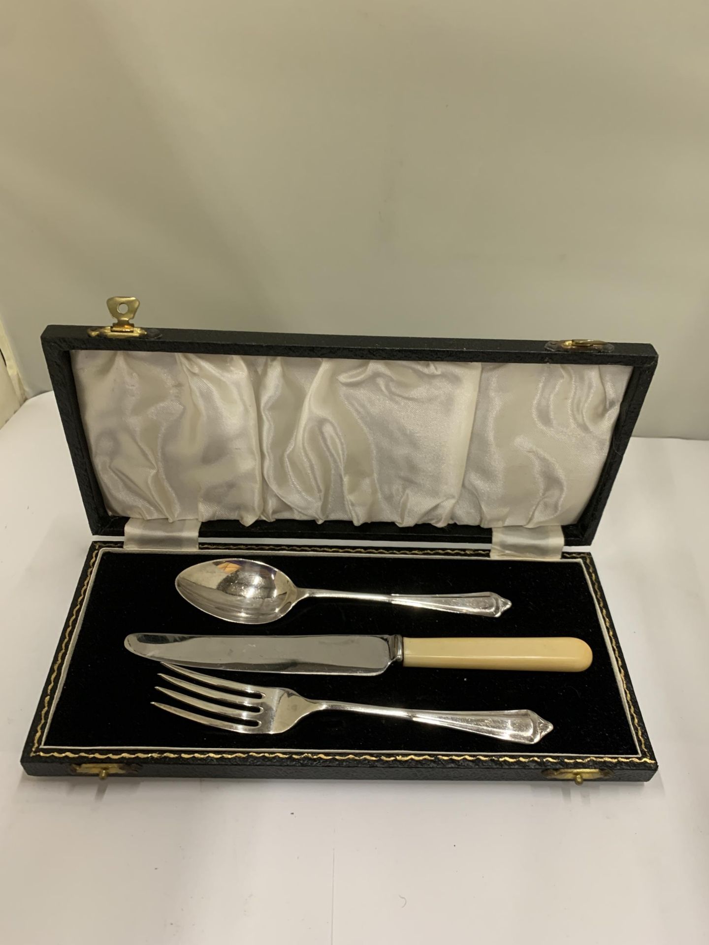 A HALLMARKED BIRMINGHAM SILVER KNIFE, FORK AND SPOON SET IN A PRESENTATION CASE