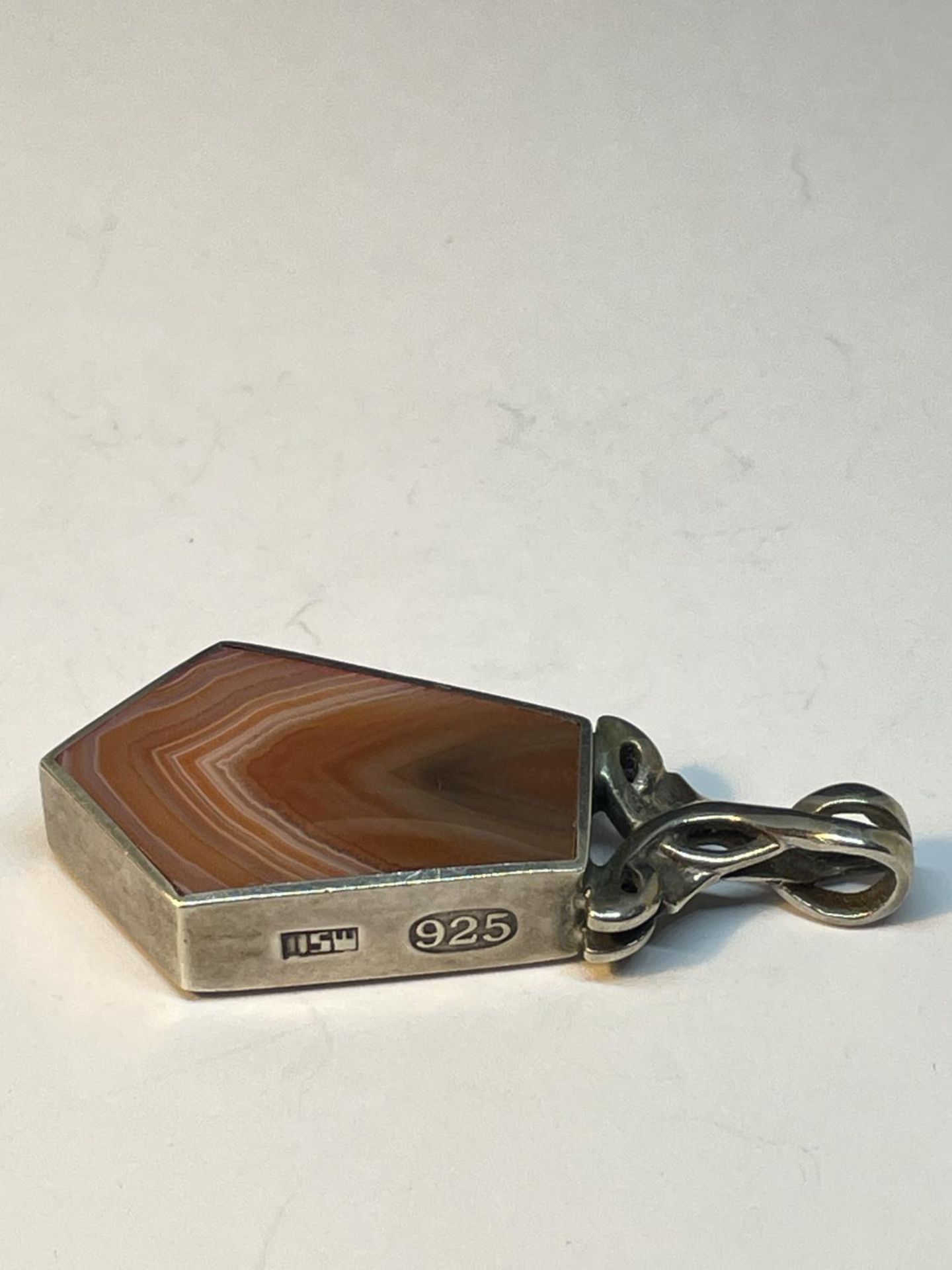 A SILVER AND AGATE ABSTRACT WATCH CHAIN FOB - Image 4 of 4