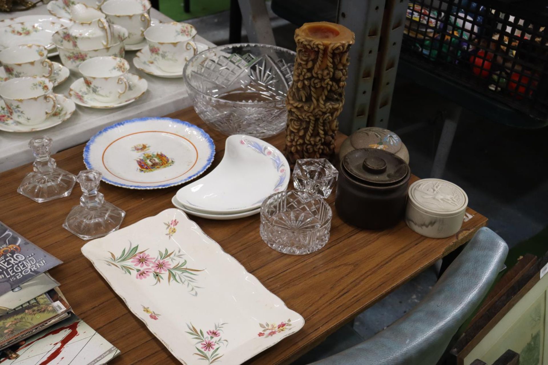 A COLLECTION OF CERAMICS AND GLASSWARE TO INCLUDE BOWLS, CANDLESTICKS, PLATES, LIDDED POTS, ETC - Image 2 of 6