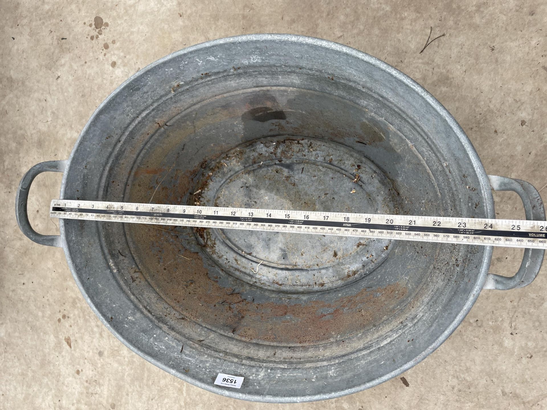 A SMALL OVAL GALVANISED TIN BATH - Image 2 of 3
