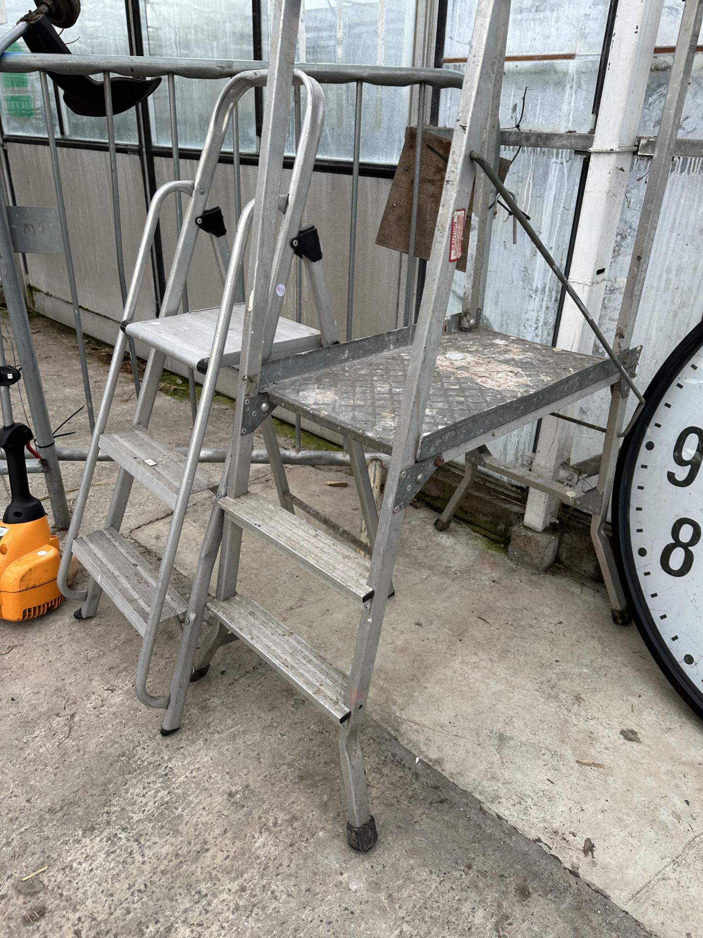 AN ALUMINIUM BUILDERS PLATFORM AND A TWO RUNG ALUMINIUM STEP LADDER - Bild 2 aus 2