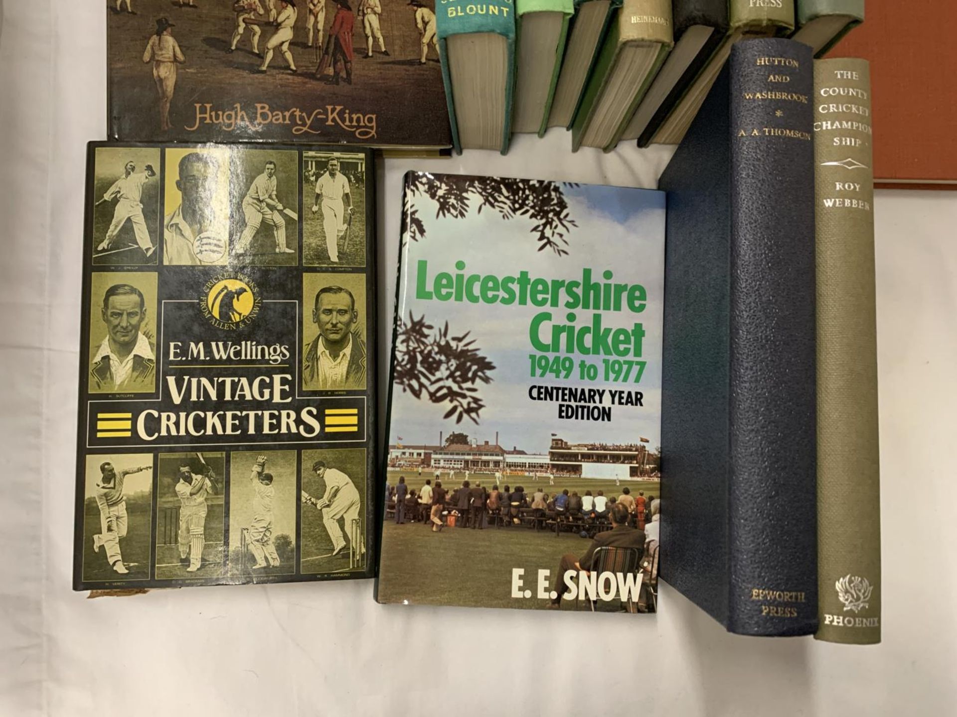 A QUANTITY OF CRICKETING BOOKS TO INCLUDE VINTAGE CRICKETERS, CRICKET HEROES, HUTTON AND - Image 4 of 4