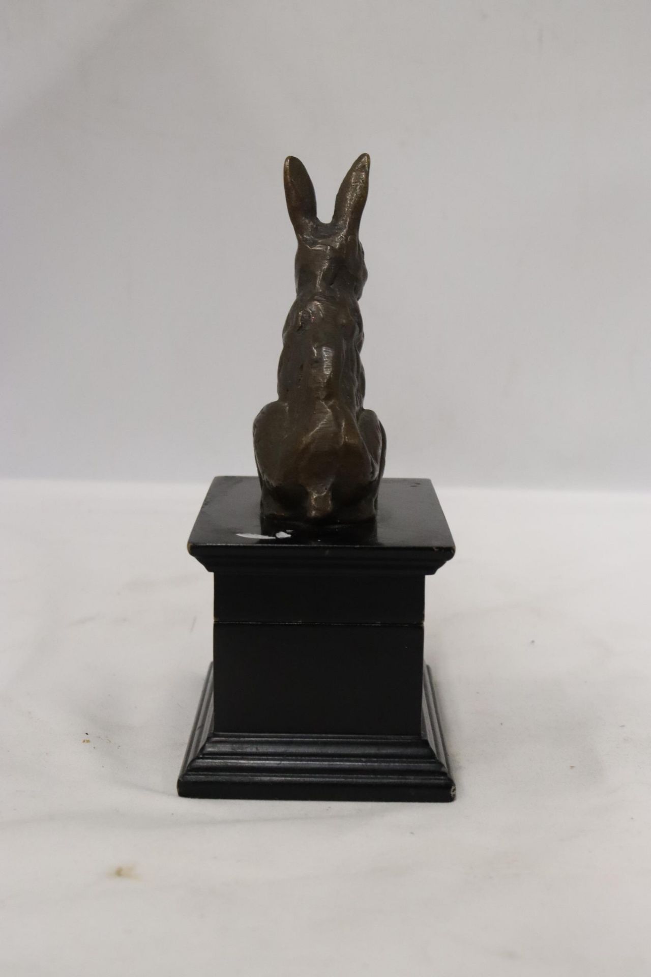 A FIGURE OF A HARE SITTING ON A WOODEN TRINKET BOX - Image 4 of 6