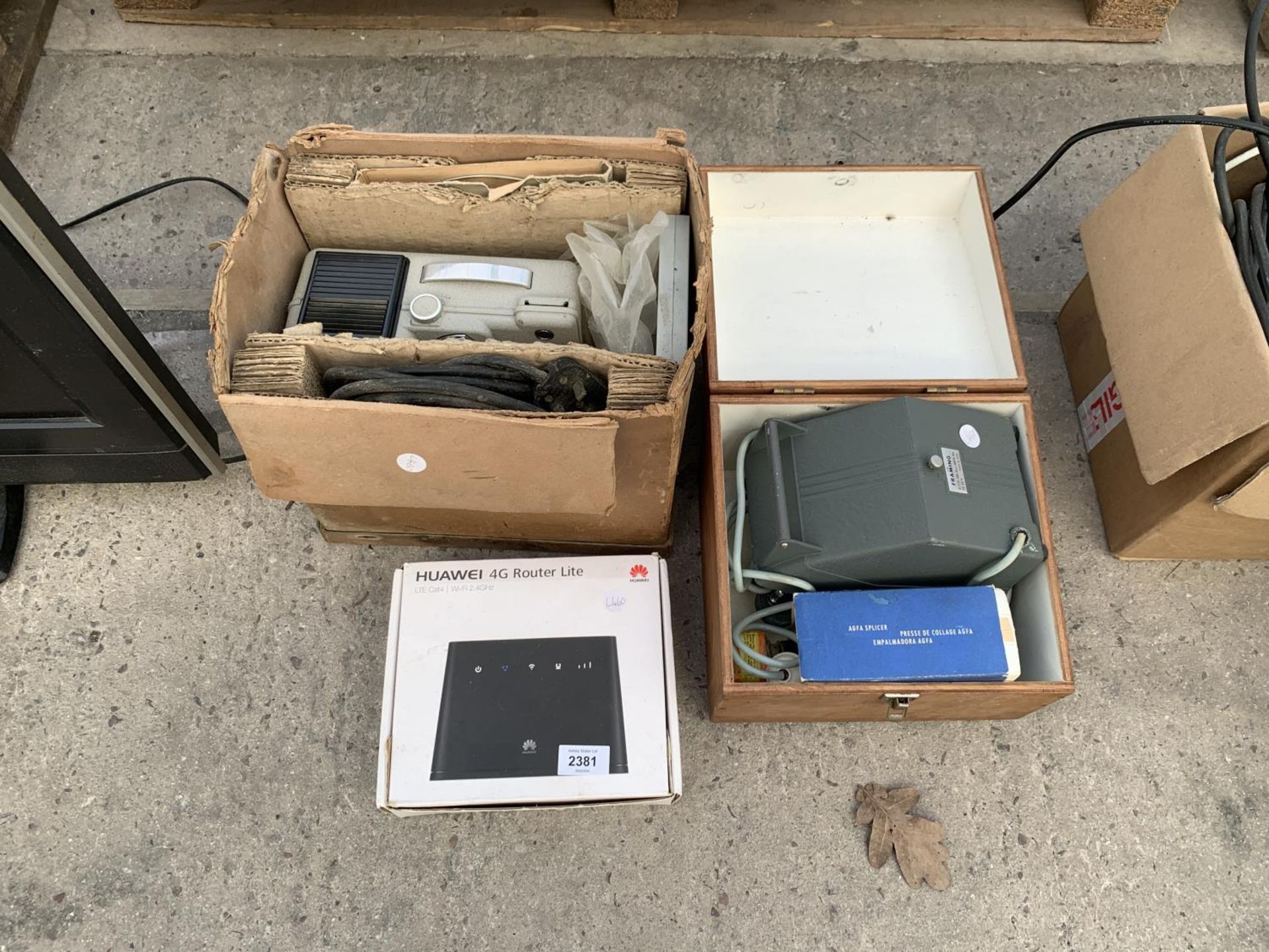 AN ASSORTMENT OF ITEMS TO INCLUDE A PROJECTOR AND A HUAWEI ROUTER