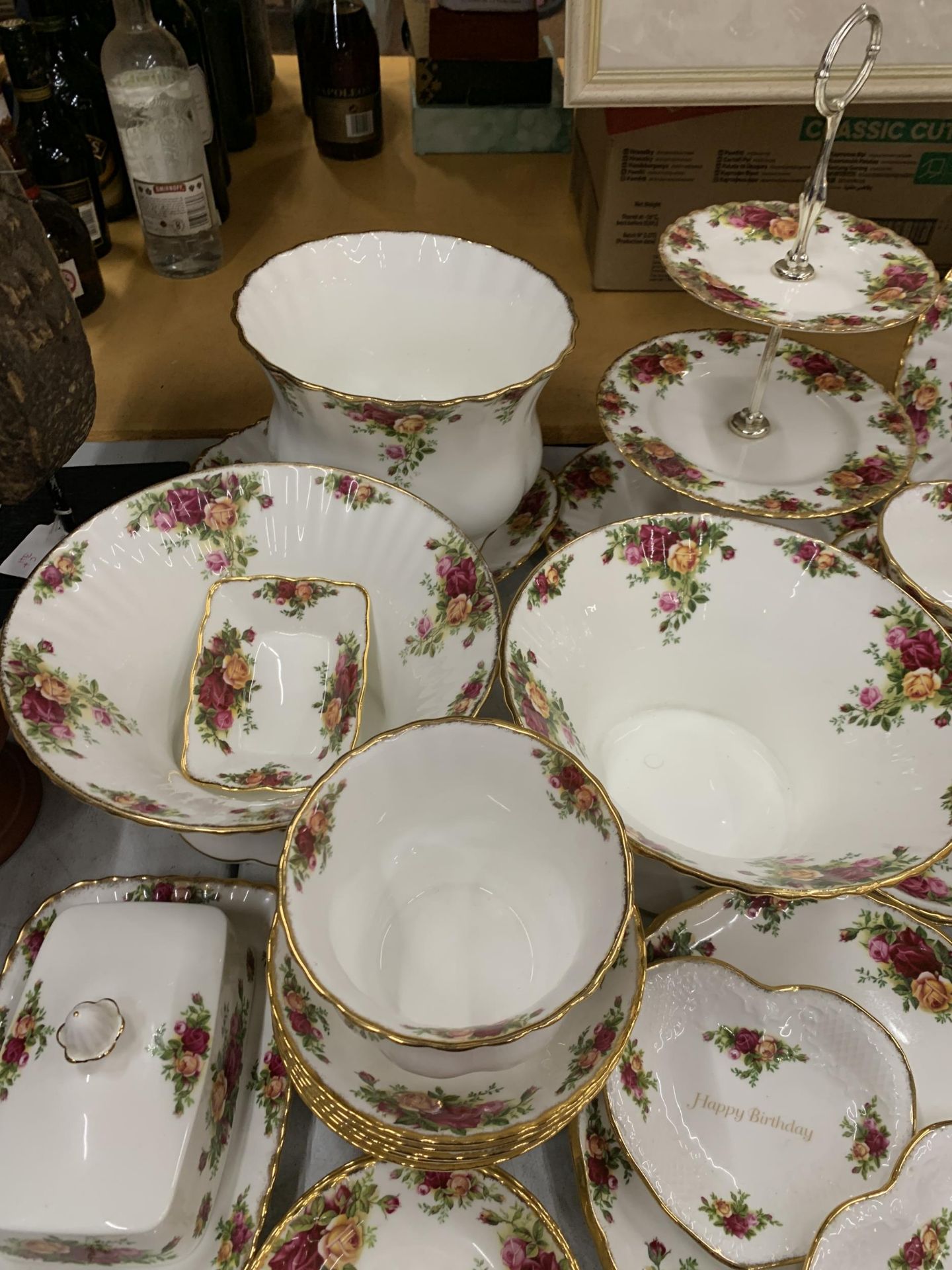 A VERY LARGE COLLECTION OF ROYAL ALBERT OLD COUNTRY ROSES TO INCLUDE TRIOS, JUGS, SUGAR BOWLS, - Image 7 of 9