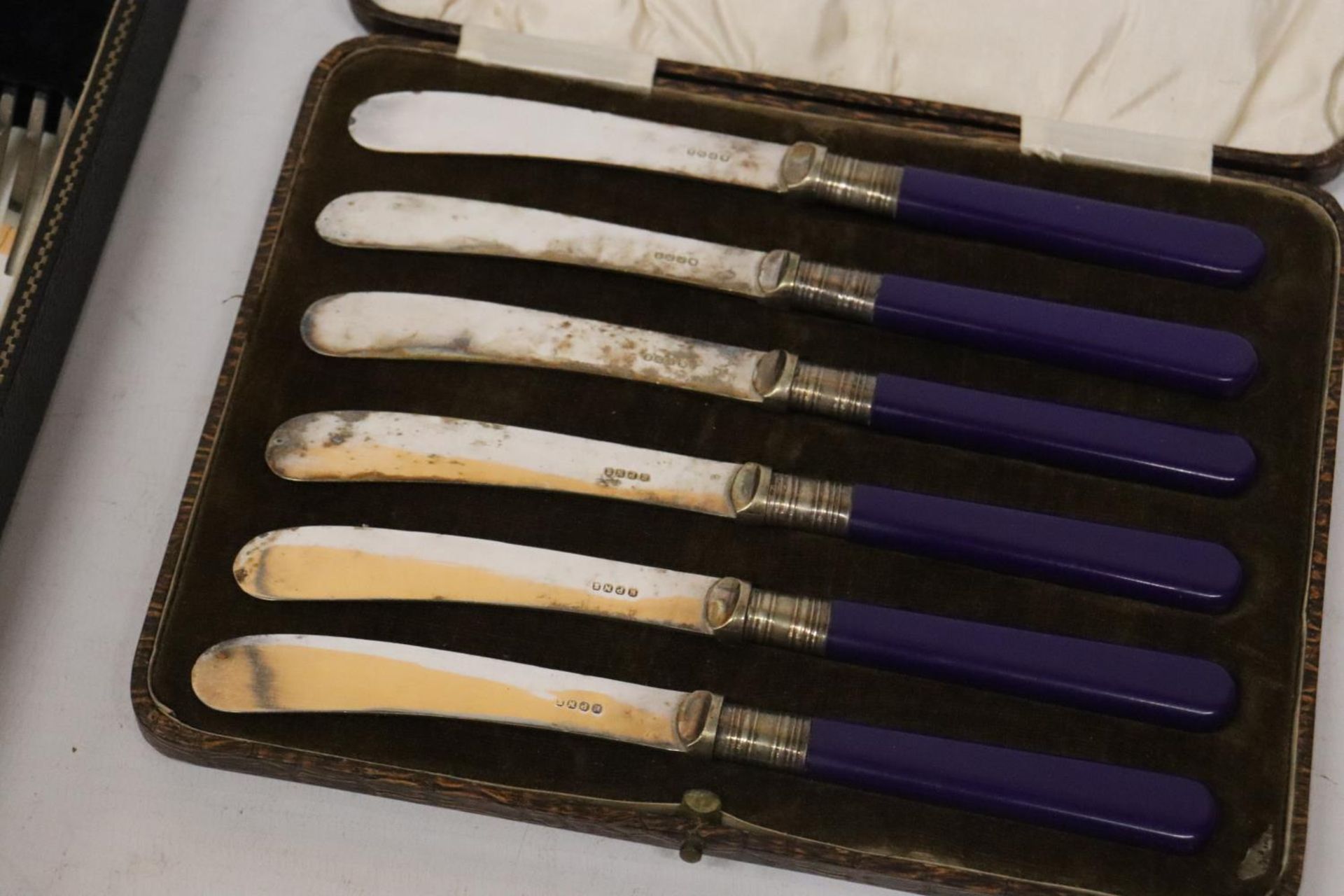 A BOXED SET OF CUTLERY TO INCLUDE A BOXED SET OF KNIVES - Image 3 of 8