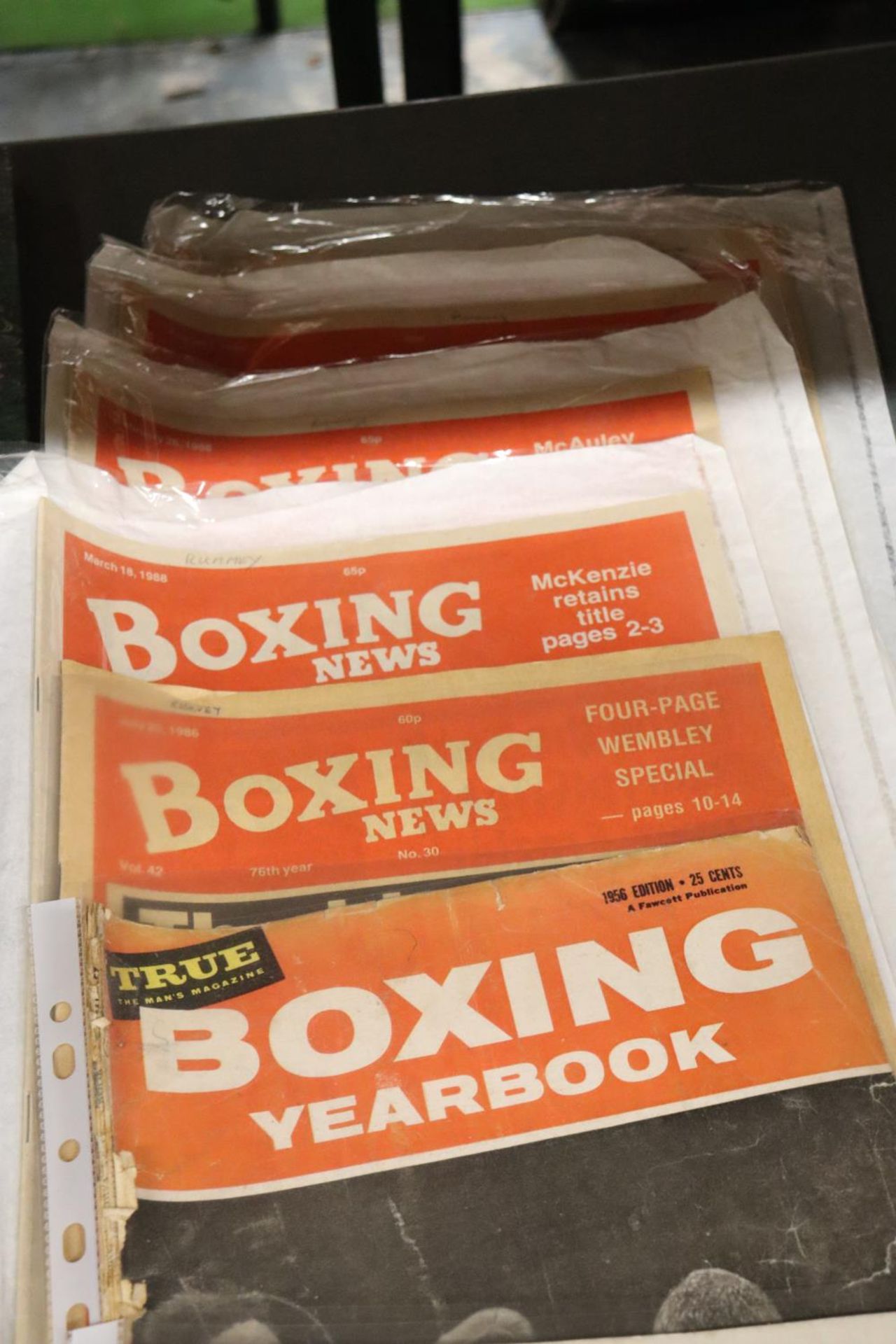 A COLLECTION OF VINTAGE BOXING ITEMS TO INCLUDE GLOVES, BOOK AND MAGAZINES - Image 7 of 7