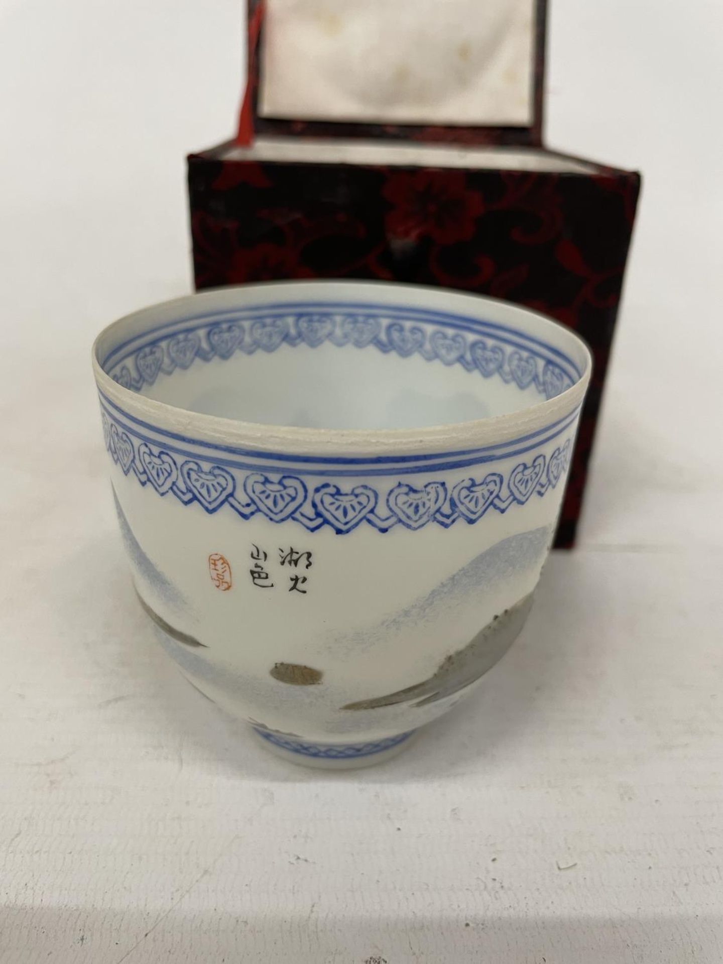 A CHINESE EGGSHELL PAPER THIN PORCELAIN HAND PAINTED CUP WITH POLYCHROME LANDSCAPE DECORATION - Image 3 of 4