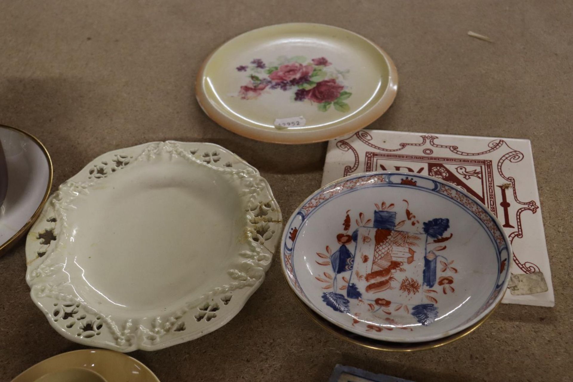 A MIXED VINTAGE LOT TO INCLUDE CABINET PLATES, GLASSWARE, TILES, ETC - Image 4 of 5