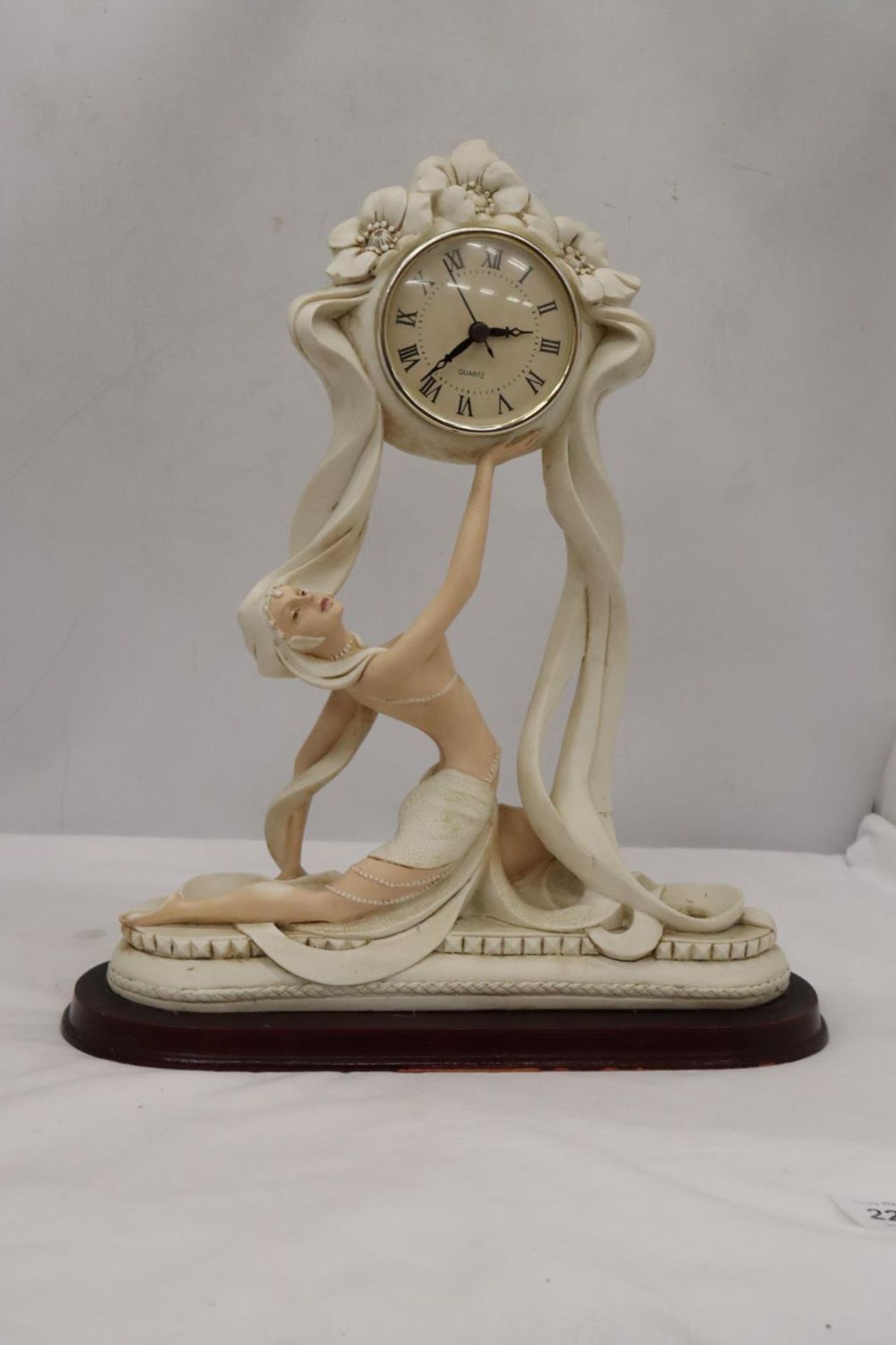 AN ART DECO STYLE MANTLE CLOCK WITH A LADY FIGURINE, HEIGHT 36CM