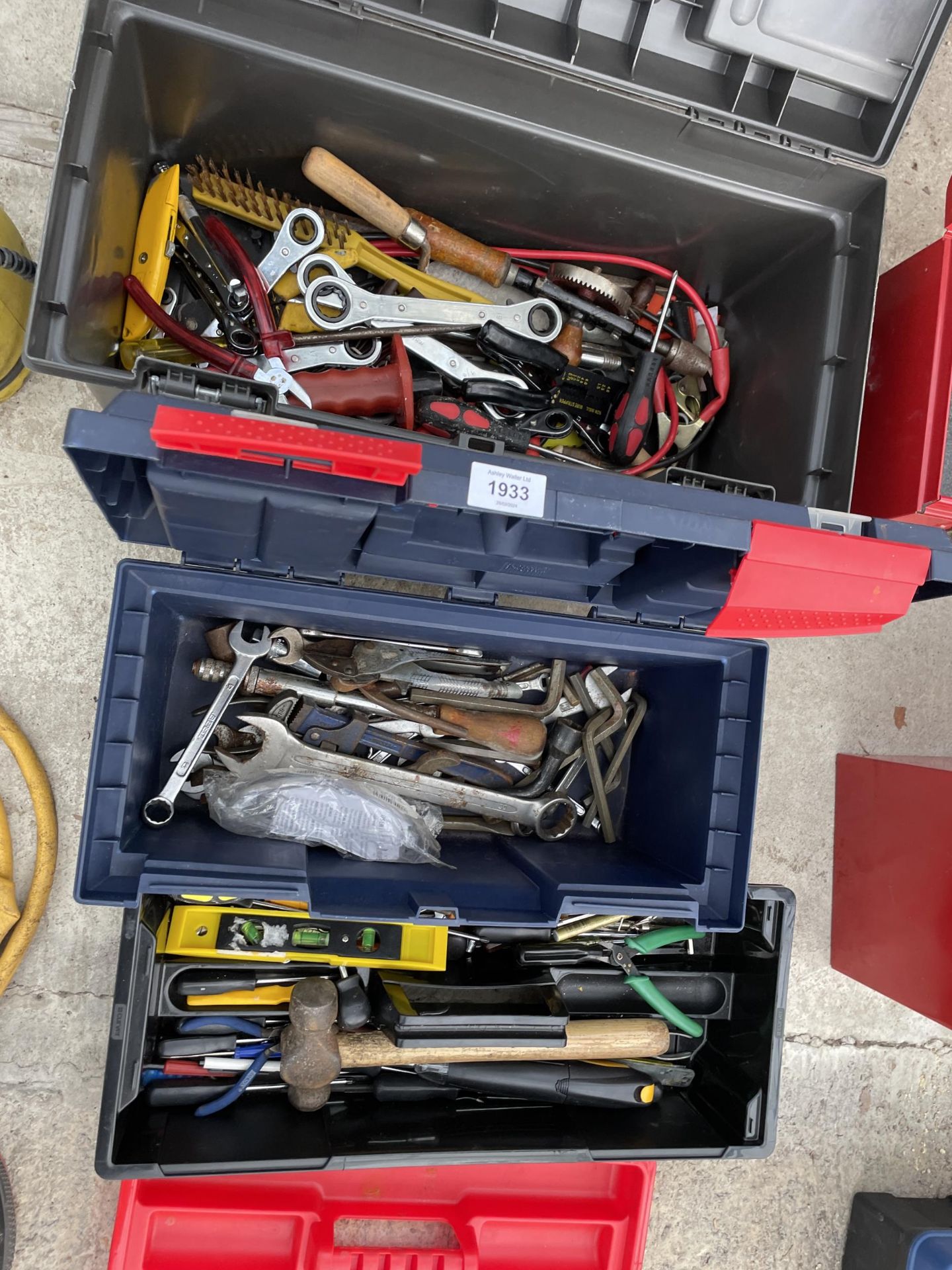 TWO PLASTIC TOOL BOXES WITH AN ASSORTMENT OF TOOLS TO INCLUDE SPANNERS, SCREW DRIVERS AND STILSENS - Image 2 of 3