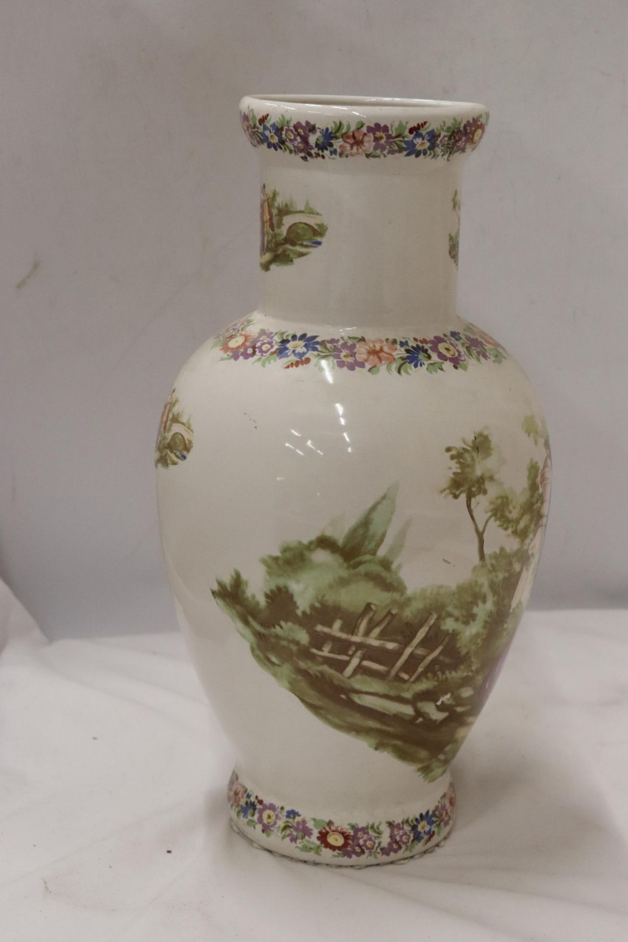 A LARGE VICTORIAN STYLE VASE WITH TRANSFER PRINTED PRINT, HEIGHT 37CM - Bild 4 aus 5
