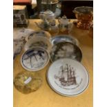 A QUANTITY OF CERAMIC ITEMS TO INCLUDE CABINET PLATES, NOVELTY TEAPOT, ETC