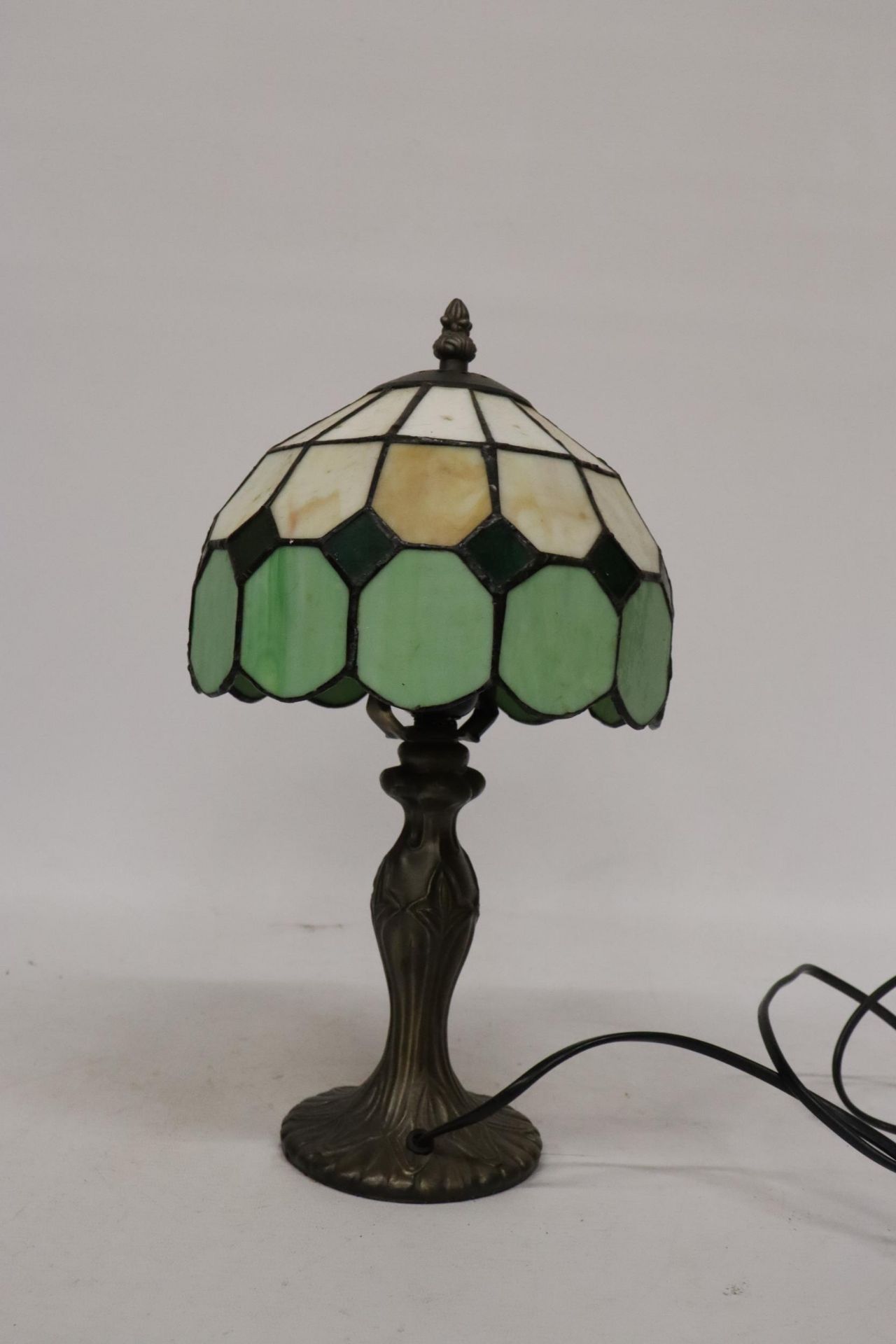 A TIFFANY STYLE TABLE LAMP - Image 2 of 4